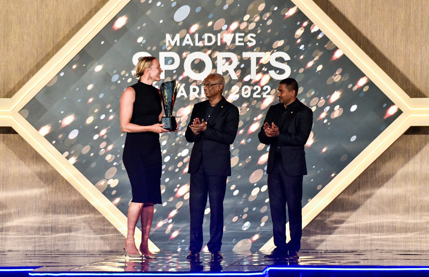 ސްޕޯޓްސް އެވޯޑުގައި ސްވިޑެންގެ ކާމިޔާބު ފެތުންތެރިޔާ ސާރާ ހޮޔޯސްޓްރޯމްއަށް ރައީސް އިބްރާހިމް މުހައްމަދު ސޯލިހް އެވޯޑު ހަވާލުކޮށްދެއްވަނީ -- ފޮޓޯ: ފަޔާޒު މޫސާ / މިހާރު