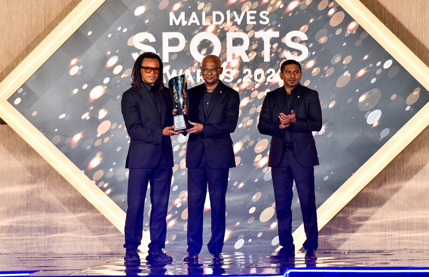 ސްޕޯޓްސް އެވޯޑުގައި ނެދަލެންޑްގެސް ކުރީގެ ފުޓްބޯޅަ ތަރި އެޑްގާ ޑާވިޑްސްއަށް ރައީސް އިބްރާހިމް މުހައްމަދު ސޯލިހް އެވޯޑު ހަވާލުކޮށްދެއްވަނީ -- ފޮޓޯ: ފަޔާޒު މޫސާ / މިހާރު