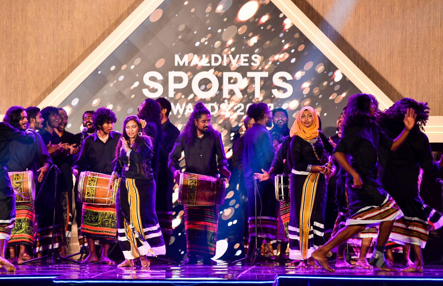 ސްޕޯޓްސް އެވޯޑު ހަފްލާގައި ހަބޭސް އާއި ބިދާބިން ބޮޑުބެރު ގްރޫޕުން މުނިފޫހިފިލުވުމުގެ އައިޓަމެއް ހުށަހަޅައިދެނީ -- ފޮޓޯ: ފަޔާޒު މޫސާ / މިހާރު