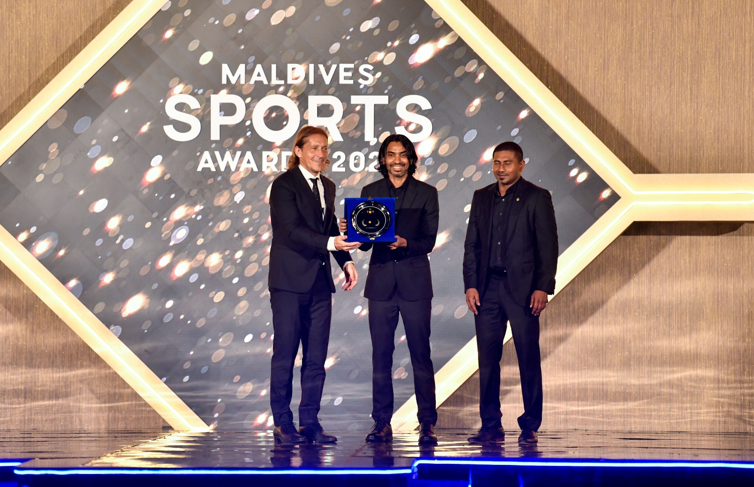 އެވޯޑްސް ހަފްލާގައި ހޮވި އެންމެ މޮޅު އެސޯސިއޭޝަނުގެ މަގާމު ލިބުނު ޓޭބަލް ޓެނިސް އެސޯސިއޭޝަން (ޓީޓީ)ގެ ރައީސް އަލީ ރަޝީދު އަށް ސްޕެއިނުގެ ފުޓްބޯޅަ ލެޖެންޑް މިކޭލް ސަލްގާޑޯ އެވޯޑް ހަވާލުކުރަނީ -- ފޮޓޯ: ފަޔާޒު މޫސާ / މިހާރު