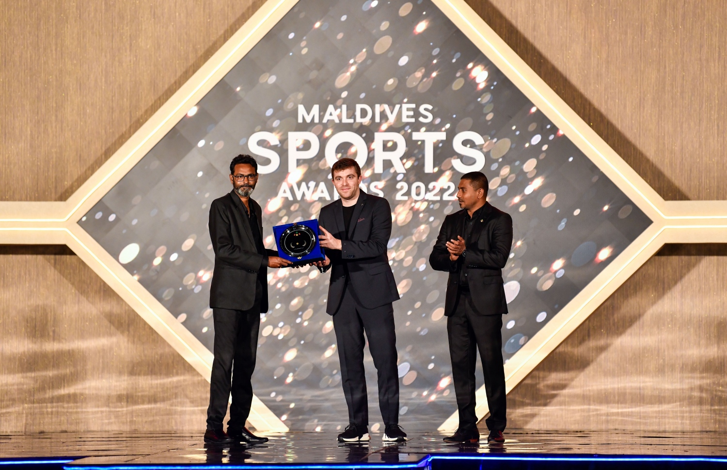 އެއްވަނަ އޮންލައިން ސްޕޯޓްސް މީޑިއާގެ އެވޯޯޑް ހޯދީ "މިހާރު" ނޫހަށް މަޝްހޫރު ކުޅިވަރު ނޫސްވެރިޔާ ފަބްރީޒިއޯ ރޮމާނޯ މިހާރުގެ އެޑިޓަރު އިސްމާއީލް ނަސީރަށް އެވޯޑު ހަވާލުކޮށްދެއްވަނީ --- ފޮޓޯ: ފަޔާޒު މޫސާ / މިހާރު