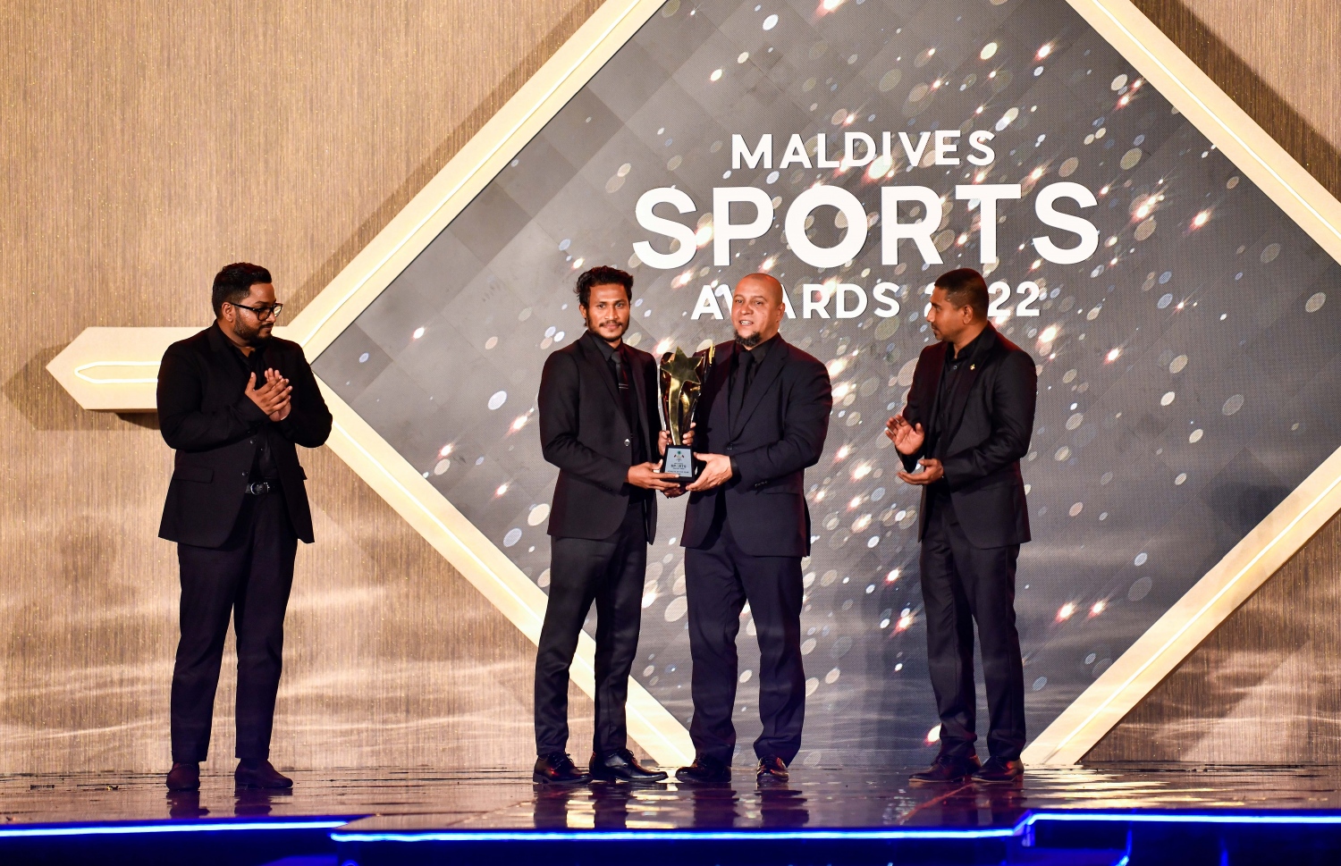 އެންމެ މޮޅު ފިރިހެން ފުޓްބޯޅަ ކުޅުންތެރިޔާގެ އެވޯޑް ހޯދި މާޒިޔާގެ ފޯވާޑް ހަމްޒާ މުހައްމަދު (ހަމްޕް)އަށް ބްރެޒިލްގެ ފުޓްބޯޅަ ތަރި ރޮބާޓޯ ކާލޯސް އެވޯޑު ހަވާލުކޮށްދެއްވަނީ -- ފޮޓޯ: ފަޔާޒު މޫސާ / މިހާރު