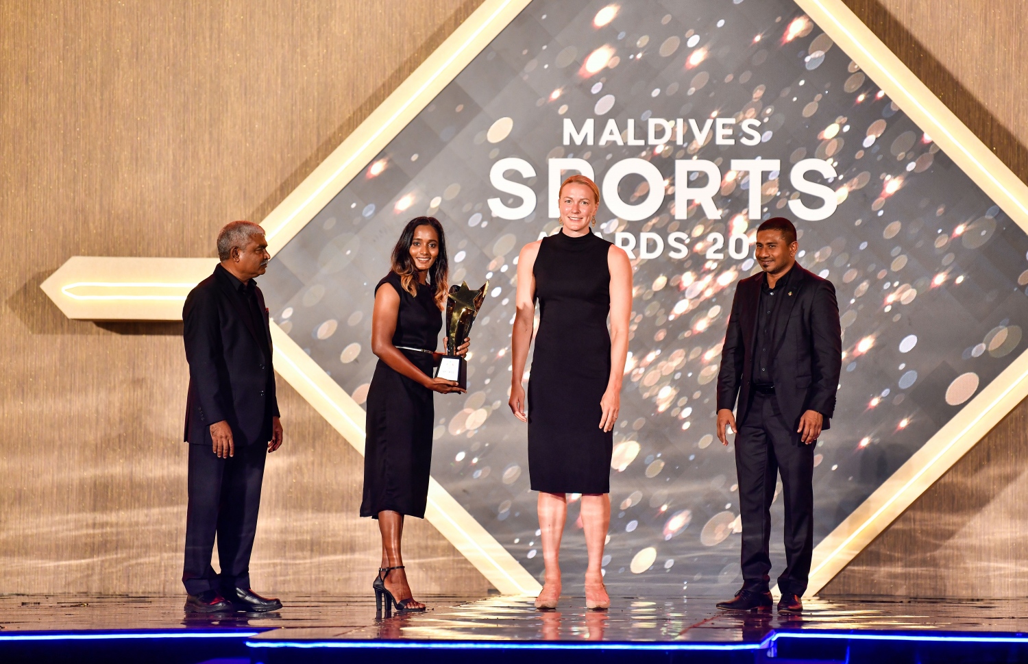 އެންމެ މޮޅު އަންހެން ފެތުންތެރިއަކަށް ހޮވުނު އައިޝަތު ސައުޝަން އަށް ސްވިޑެންގެ ކާމިޔާބު ފެތުންތެރިޔާ ސާރާ ހޮޔޯސްޓްރޯމް އެވޯޑު ހަވާލުކޮށްދެނީ-- ފޮޓޯ: ފަޔާޒު މޫސާ / މިހާރު