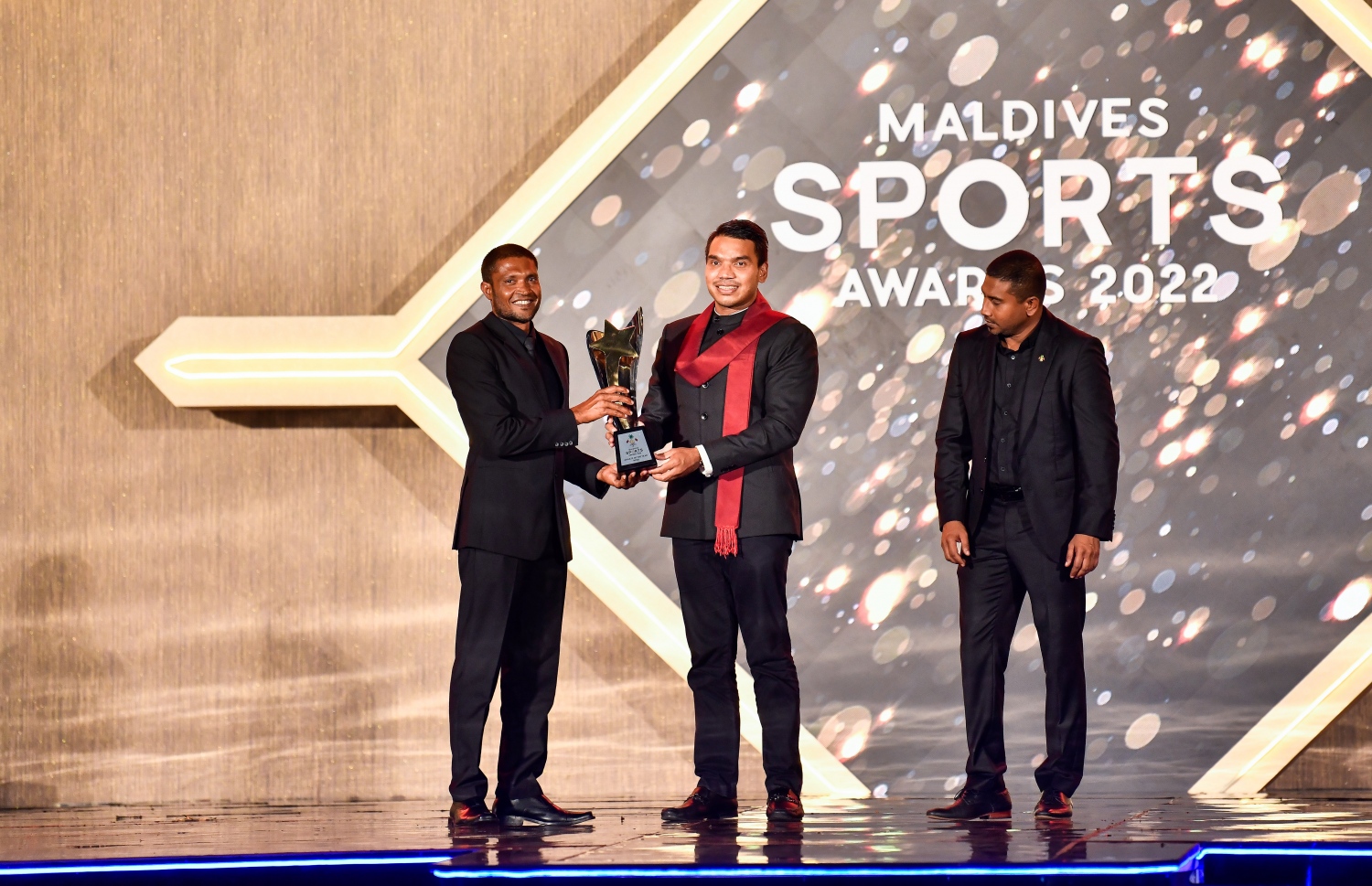 އެންމެ މޮޅު ސާފަރަކަށް ހޮވުނު ހުސެއިން އަރީފް (އިބޫ) އަށް ސްރީ ލަންކާގެ ސްޕޯޓްސް މިނިސްޓަރު ނަމާލް އެވޯޑް ހަވާލުކޮށްދެއްވަނީ-- ފޮޓޯ: ފަޔާޒު މޫސާ / މިހާރު