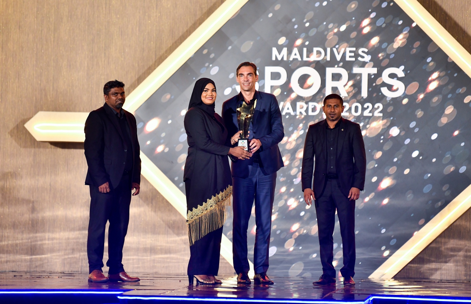 އަންހެން އެންމެ މޮޅު ވޮލީ ބޯޅަ ކުޅުންތެރިއަކަށް ހޮވުނު ހައްވާ ރާޝިދާއަށް ބްރެޒިލްގެ ވޮލީ ޗެމްޕިއަން ގިލްބާޓޯ ގޮޑޯއި (ގީބާ) އެވޯޑު ހަވާލުކޮށްދެނީ -- ފޮޓޯ: ފަޔާޒު މޫސާ / މިހާރު