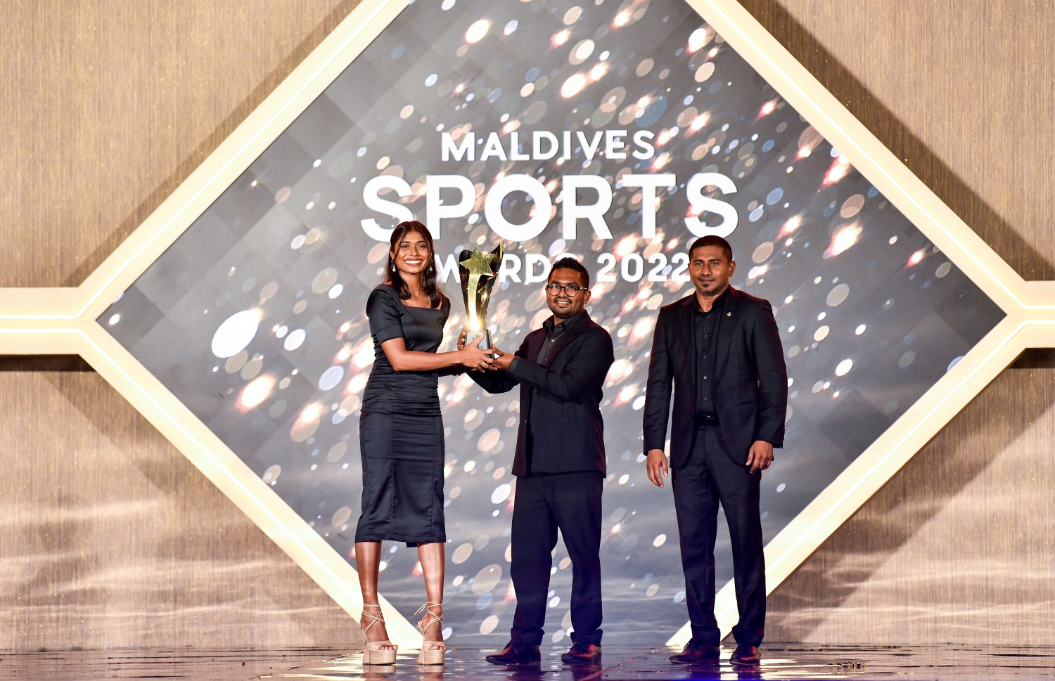 ބެޑްމިންޓަންގެ އެންމެ މޮޅު ކުޅުންތެރިއަކަށް ހޮވުނު ނަބާހާ އާ އެވޯޑު ހަވާލުކޮށްދެނީ -- ފޮޓޯ: ފަޔާޒު މޫސާ / މިހާރު