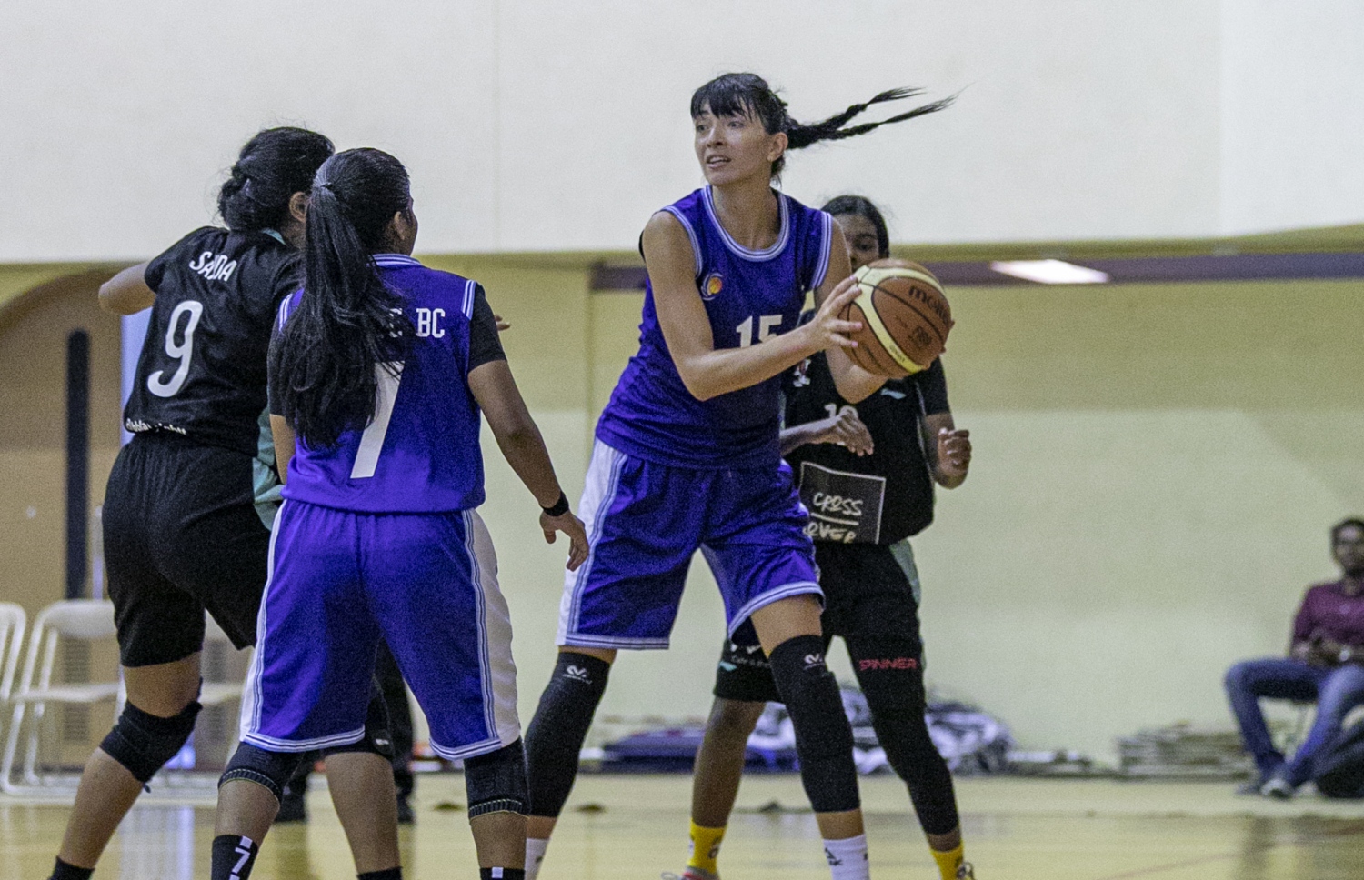 ގައުމީ މުބާރާތުގެ ފައިނަލްގައި ސައިކްލޯންގެ އަނާ ބްރޮނޮވްޔަކް ބޯޅަ ހިފައިގެން ކުޅުންތެރިންގެ ކައިރިން ދާން މަސައްކަތް ކުރަނީ: ސައިކްލޯންގެ ކާމިޔާބުގައި ބްރޮނޮވްޔަކް ވަނީ މުހިންމު ދައުރެއް އަދާކޮށްފަ --- ފޮޓޯ: ފަޔާޒު މޫސާ | މިހާރު