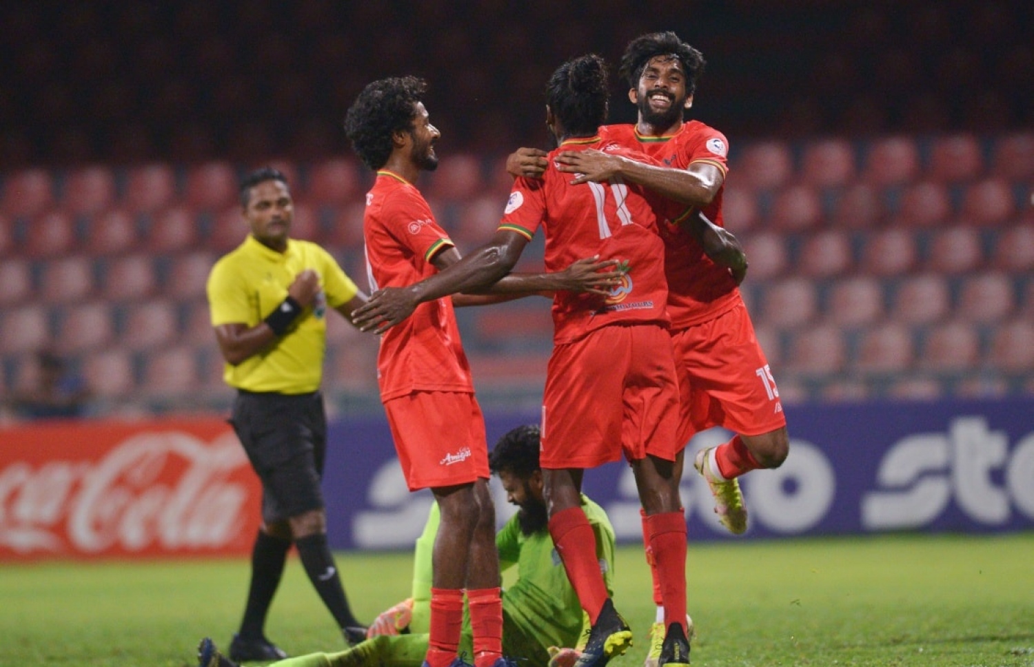 ގްރާންޑޭއިން ލީޑް ނެގުމަށް ފަހު އެޓީމުގެ ކުޅުންތެރިން އުުފާފާޅު ކުރަނީ: އެޓީމަށް މިރޭ ވެސް ކުރިމަތިވި މައްސަލައަކީ ލީޑް ނުހިފެހެއްޓުން --- ފޮޓޯ: އެފްއޭއެމް