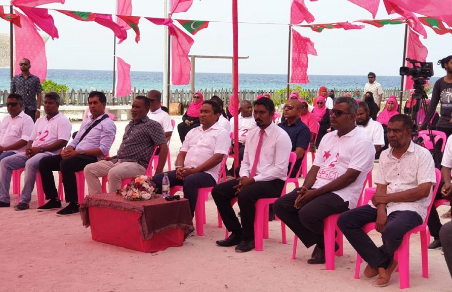ކުރީގެ ރައީސް އަބްދުﷲ ޔަމީން "އިންޑިއާ" އައުޓް ކެމްޕެއިނަށް ޅ. ކުރެންދު އަށް ވަޑައިގެން ސަޕޯޓަރުންނާ ބައްދަލުކުރަވަނީ.-- ފޮޓޯ: ޕީޕީއެމް