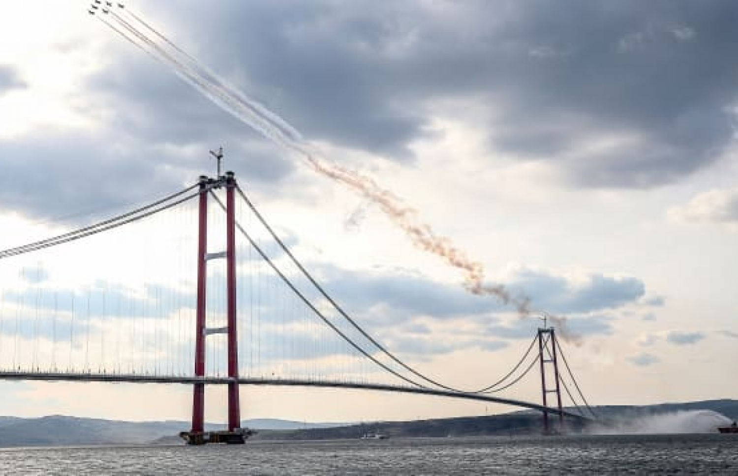 ޔޫރަޕާއި އޭޝިއާ ގުޅުވާލާ ބްރިޖު: އެ ބްރިޖު މިހާރު ވަނީ ހުޅުވައިފައި.-- ފޮޓޯ: ގެޓީ އިމޭޖެސް