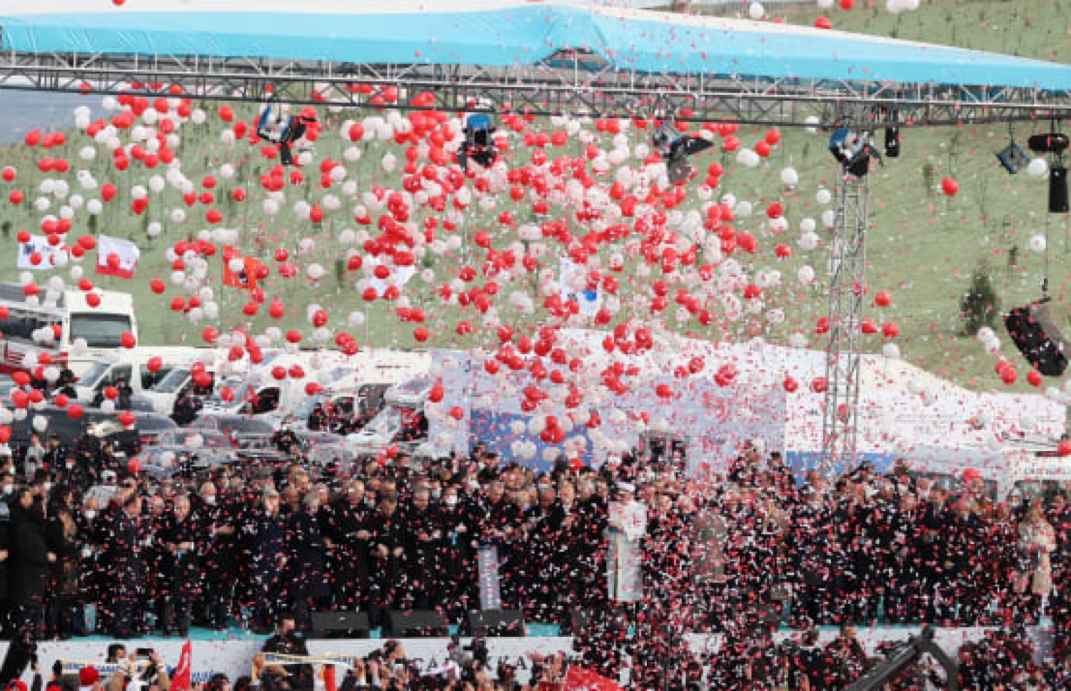 ޔޫރަޕާއި އޭޝިއާ ގުޅުވާލާ ބްރިޖު ހުޅުވުމަށް ތުރުކީގައި ބޭއްވި އިވެންޓް.-- ފޮޓޯ: ގެޓީ އިމޭޖެސް