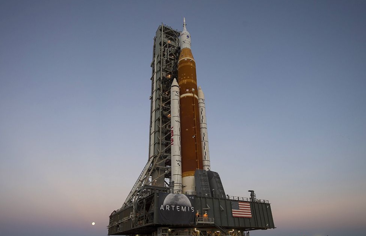 އަލުން ހަނދަށް ދިއުމަށް ފެށި "އާޓެމިސް" ޕްރޮގްރާމްގެ ދަށުން ފުރަތަމަ ފޮނުވާ އެ ރޮކެޓް "އާޓެމިސް 1".-- ފޮޓޯ: ނާސާ