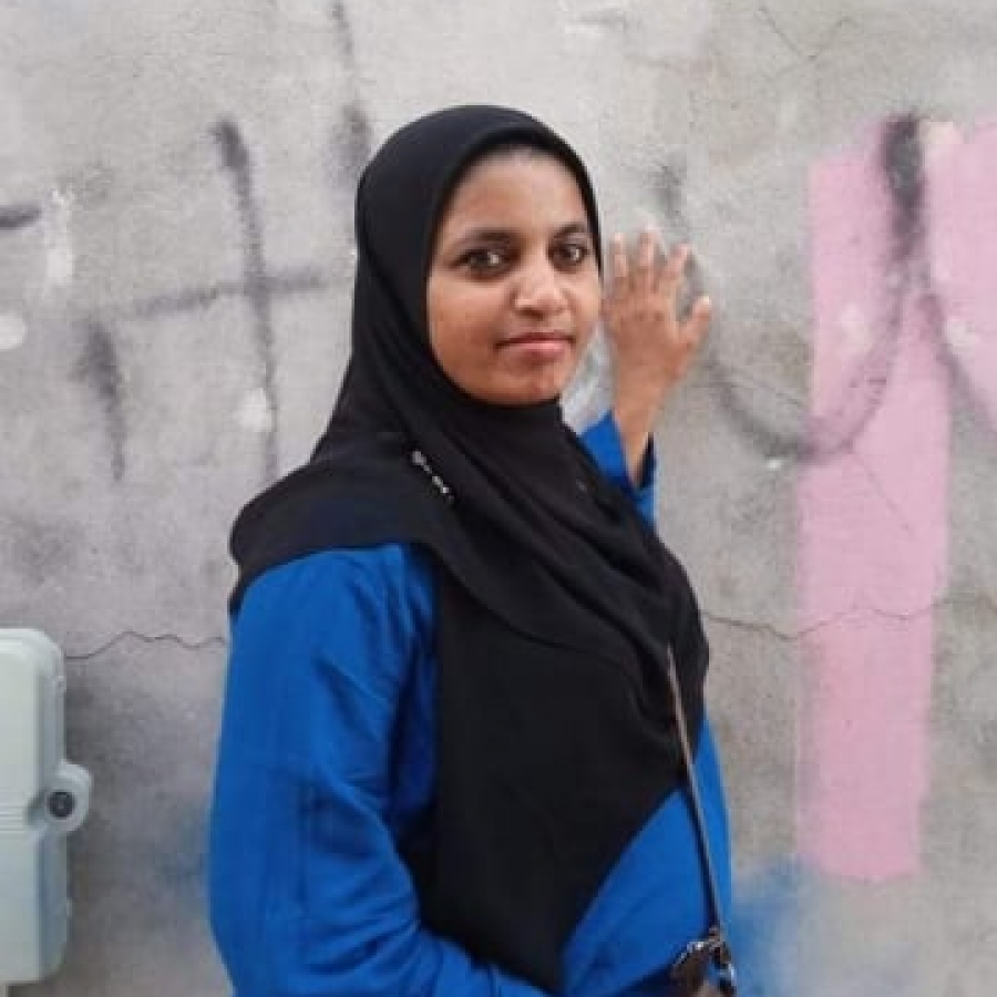 ނަދީ ފޮޓޯއަކަށް ހުއްޓިލައިގެން.