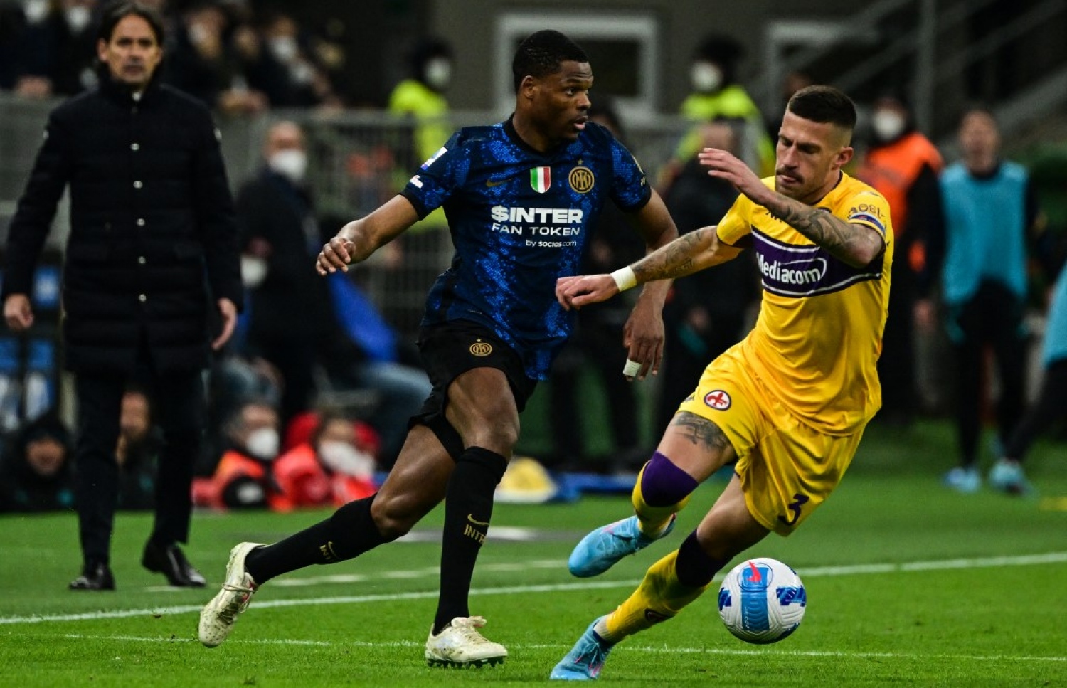 އިންޓަ މިލާނުގެ ޑަމްފްރީސް ރޭގެ މެޗުގައި ފިއޮރެންޓީނާ ކުޅުންތެރިއެއްގެ ކައިރިން ނައްޓަނީ.-- ފޮޓޯ: އޭއެފްޕީ