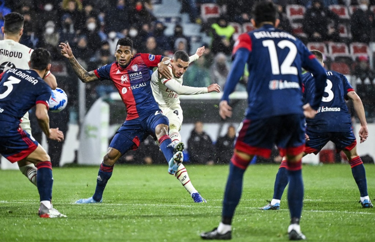 ބެނެސާ، އޭސީ މިލާން މޮޅުވި ލަނޑު ޖަހަނީ.-- ފޮޓޯ: އޭއެފްޕީ