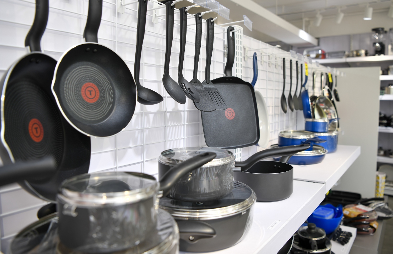 އޭސް ހޯމް ސެންޓާރުގައި ބަދިގެ ސާމާނު ޑިސްޕްލޭ ކޮށްފައި-- ފޮޓޯ: ފަޔާޒު މޫސާ/މިހާރު