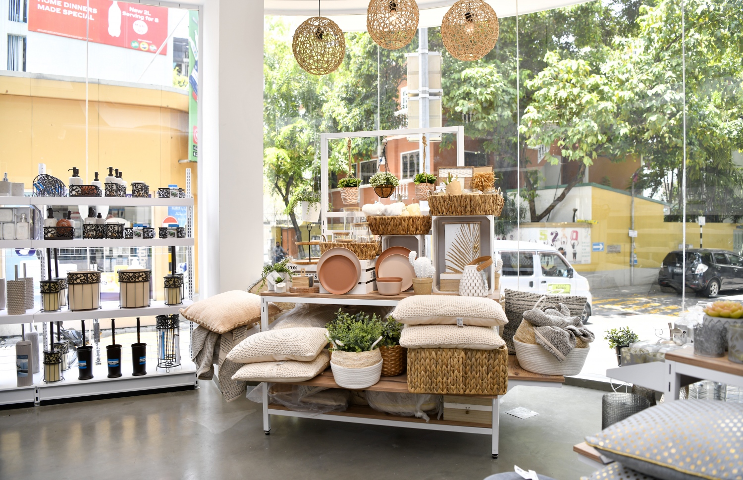 އޭސް ހޯމް ސެންޓަރުން ވިއްކާ ބެޑިން ސާމާނު ޑިސްޕްލޭ ކޮށްފައި-- ފޮޓޯ: ފަޔާޒު މޫސާ/ މިހާރު