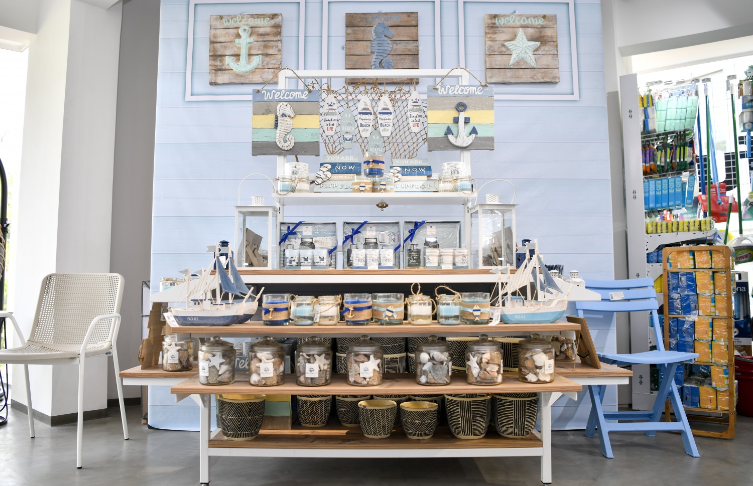 ގޭތެރެ ޒީނަތްތެރި ކުރަން ބޭނުންވާ ސާމާނު ޑިސްޕްލޭ ކޮށްފައި-- ފޮޓޯ: ފަޔާޒު މޫސާ/ މިހާރު