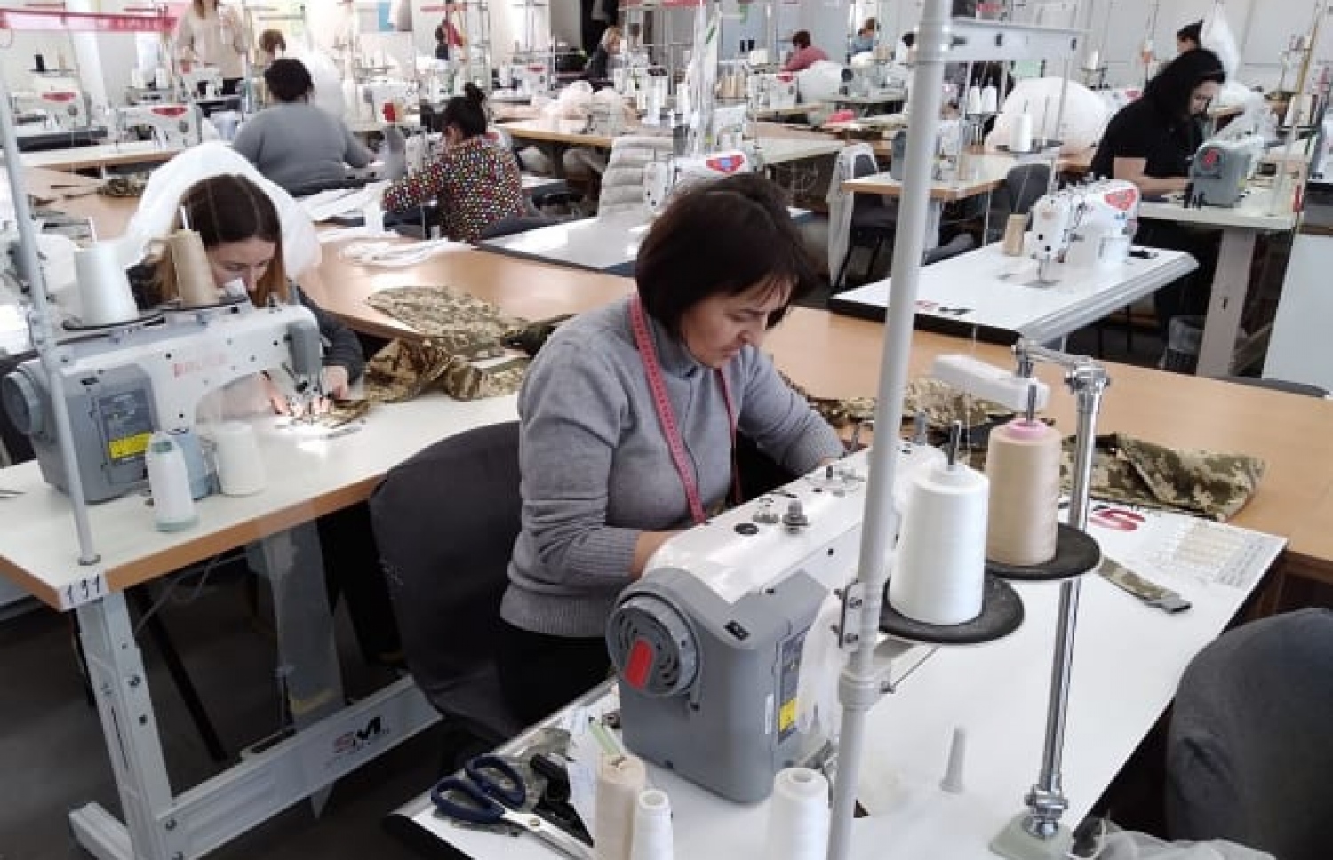 ޔުކްރެއިންގެ ފެޝަން ބްރޭންޑް "މިލަ ނޯވާ" ގެ މުވައްޒަފުން ސިފައިންގެ ޔުނީފޯމް ފަހަނީ.-- ފޮޓޯ: މިލަ ނޯވާ