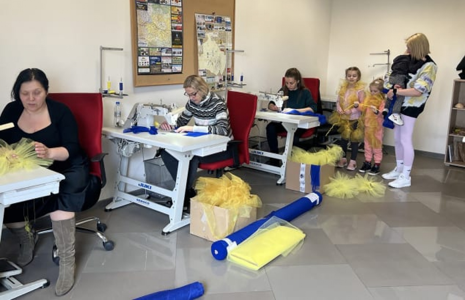 ޔުކްރެއިންގެ ފެޝަން ބްރޭންޑް "މިލަ ނޯވާ" ގެ މުވައްޒަފުން ޕޮލެންޑްގައި ހުންނަ ވަގުތީ ވޯކްޝޮޕްގައި މަސައްކަތްކުރަނީ.-- ފޮޓޯ: މިލަ ނޯވާ