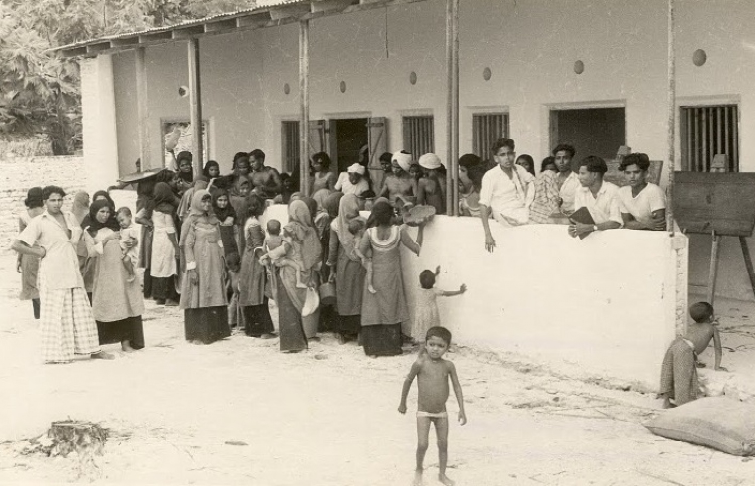 ގދ. ތިނަދޫގެ މަންޒަރެއް: ނާސިރާ އެކު ތިނަދުއަށް އެރި ސިފައިން އާއްމުންނަށް ވަރަށް އަނިޔާކުރި.