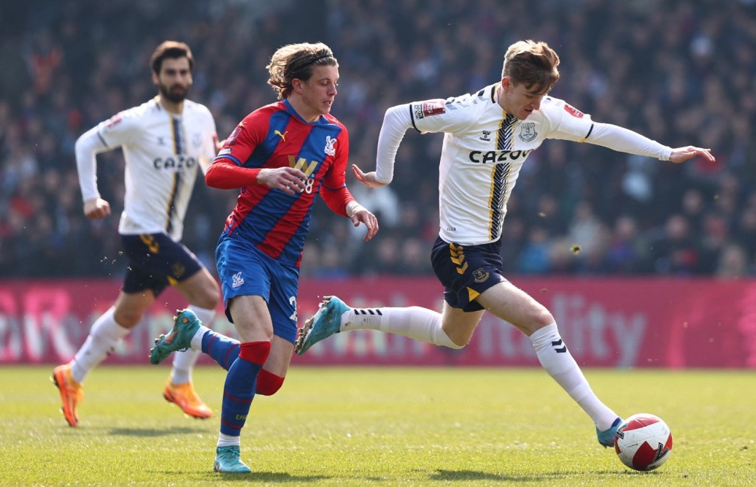 ޕެލަސް އާއި އެވަޓަން ރޭ ކުޅުނު އެފްއޭ ކަޕް ކުއާޓާ ފައިނަލް މެޗުގެ ތެރެއިން. --ފޮޓޯ: އޭއެފްޕީ