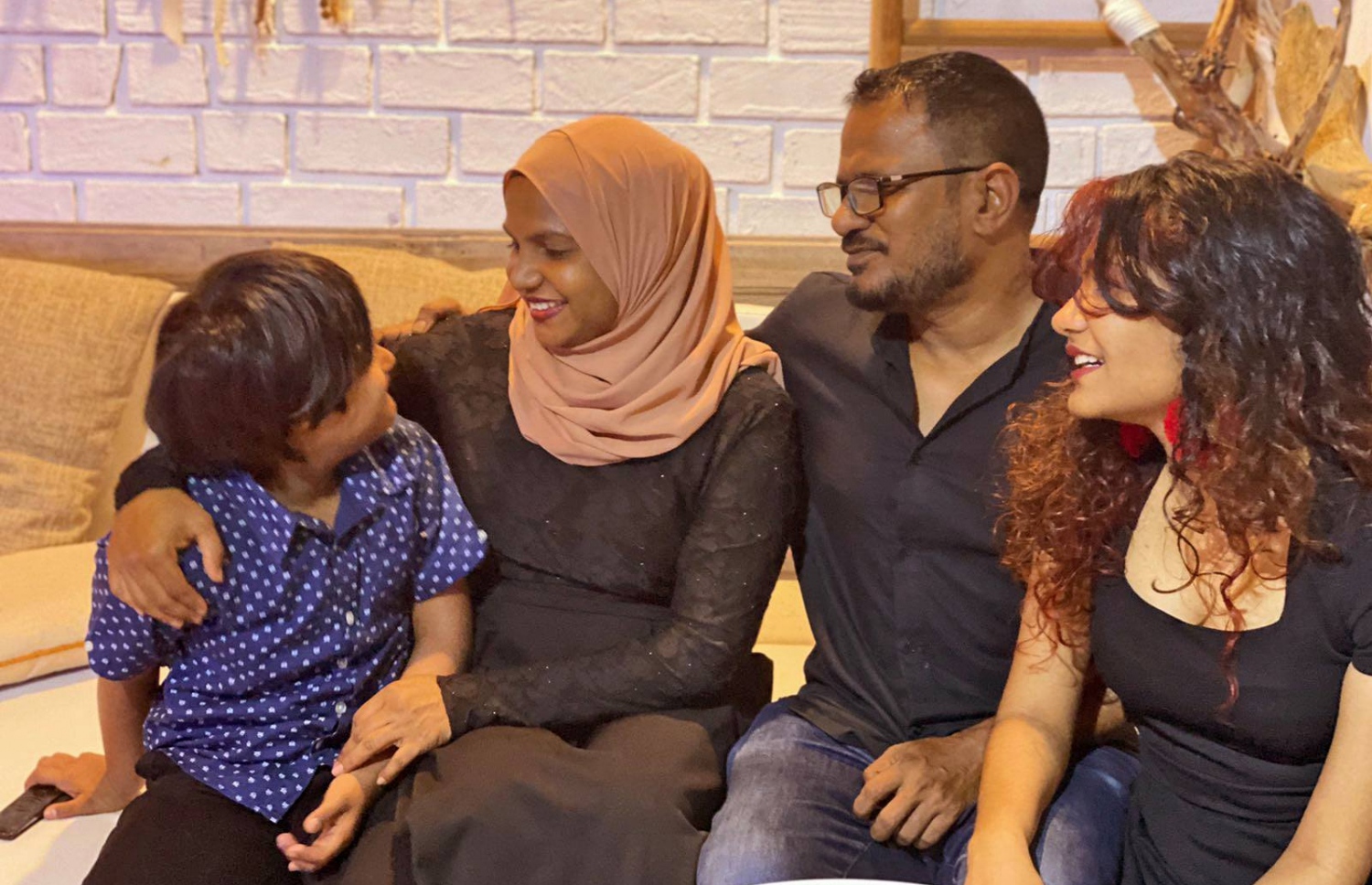 ނީލްގެ މަންމަ އާއި ބައްޕަ އަދި ދައްތަ.