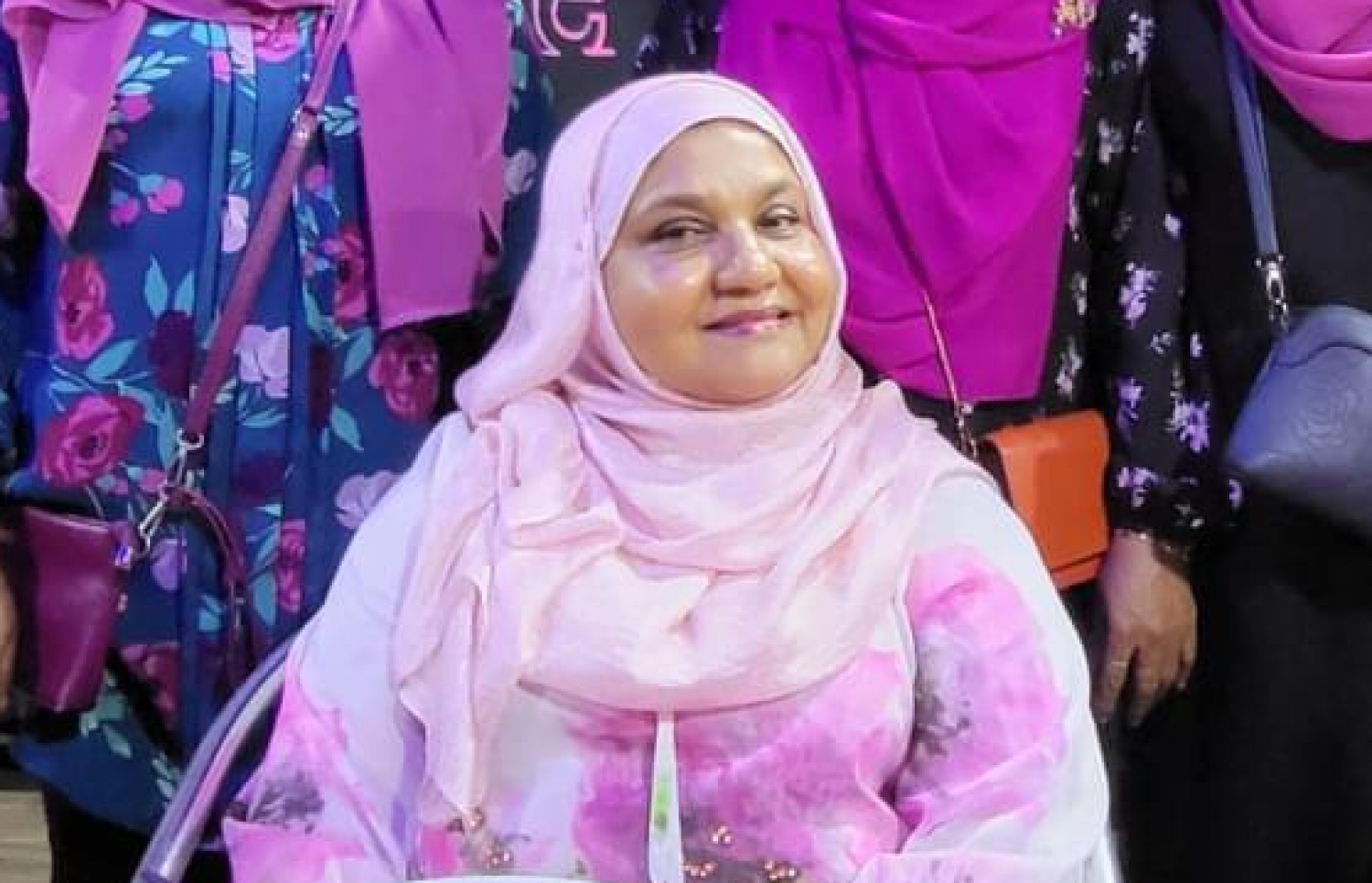ކުރީގެ ފަސްޓް ލޭޑީ ފާތުން: އާއްމުންގެ ތެރެއަށް ނިކުމެވަޑައިނުގަންނަވާތާ ދުވަސްތަކަކަށް ފަހު ރޭ ވަނީ ހުޅުމާލޭގައި ސަޕޯޓަރުންނާ އެކު ވަގުތުކޮޅެއް ހޭދަކުރައްވާފައި.