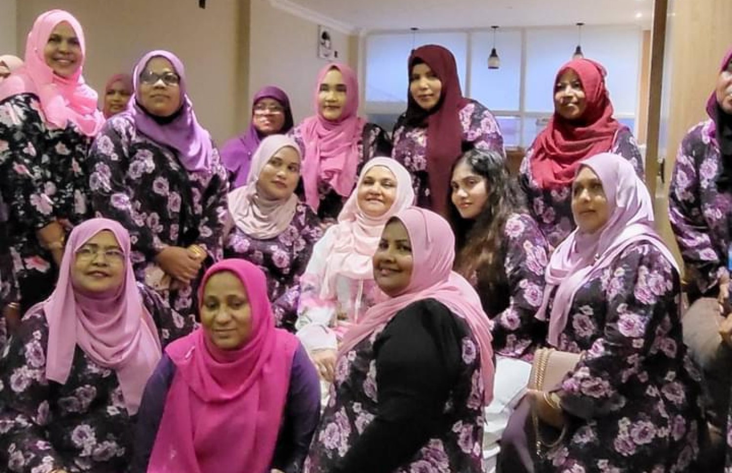 ކުރީގެ ފަސްޓް ލޭޑީ ފާތުން ސަޕޯޓަރުންނާ އެކު.