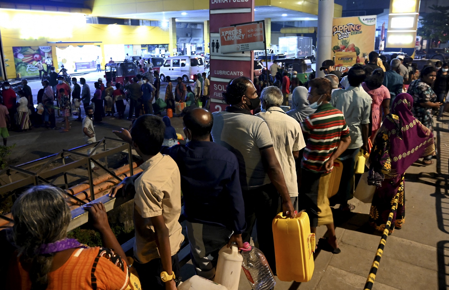 ކޮލަމްބޯ - މާޗް 20 - ސްރީ ލަންކާގެ ވެރިރަށް ކޮލަމްބޯގެ ޕެޓްރޯލް ސްޓޭޝަނެއްގެ ކައިރީ ތެޔޮ ގަންނަން މީހުން ކިޔޫ ހަދާފައި: ލަންކާގައި ތެޔޮ ނެތިގެން ކޮންމެ ދުވަހަކު އެތައް ގަޑިއިރަކަށް ކަރަންޓް ކަނޑާ. --ފޮޓޯ:އޭއެފްޕީ