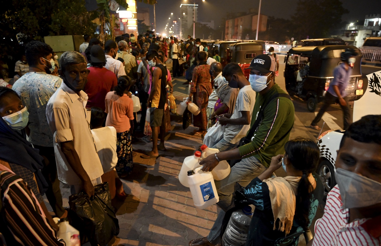 ކޮލަމްބޯ - މާޗް 20 - ސްރީ ލަންކާގެ ވެރިރަށް ކޮލަމްބޯގެ ޕެޓްރޯލް ސްޓޭޝަނެއްގެ ކައިރީ ތެޔޮ ގަންނަން މީހުން ކިޔޫ ހަދާފައި: ލަންކާގައި ކައްކާ ގޭސް ނުލިބޭތީ ގިނަ މީހުން ކައްކަން މިހާރު ބޭނުން ކުރަނީ ކަރާސީނު ތެޔޮ. --ފޮޓޯ:އޭއެފްޕީ