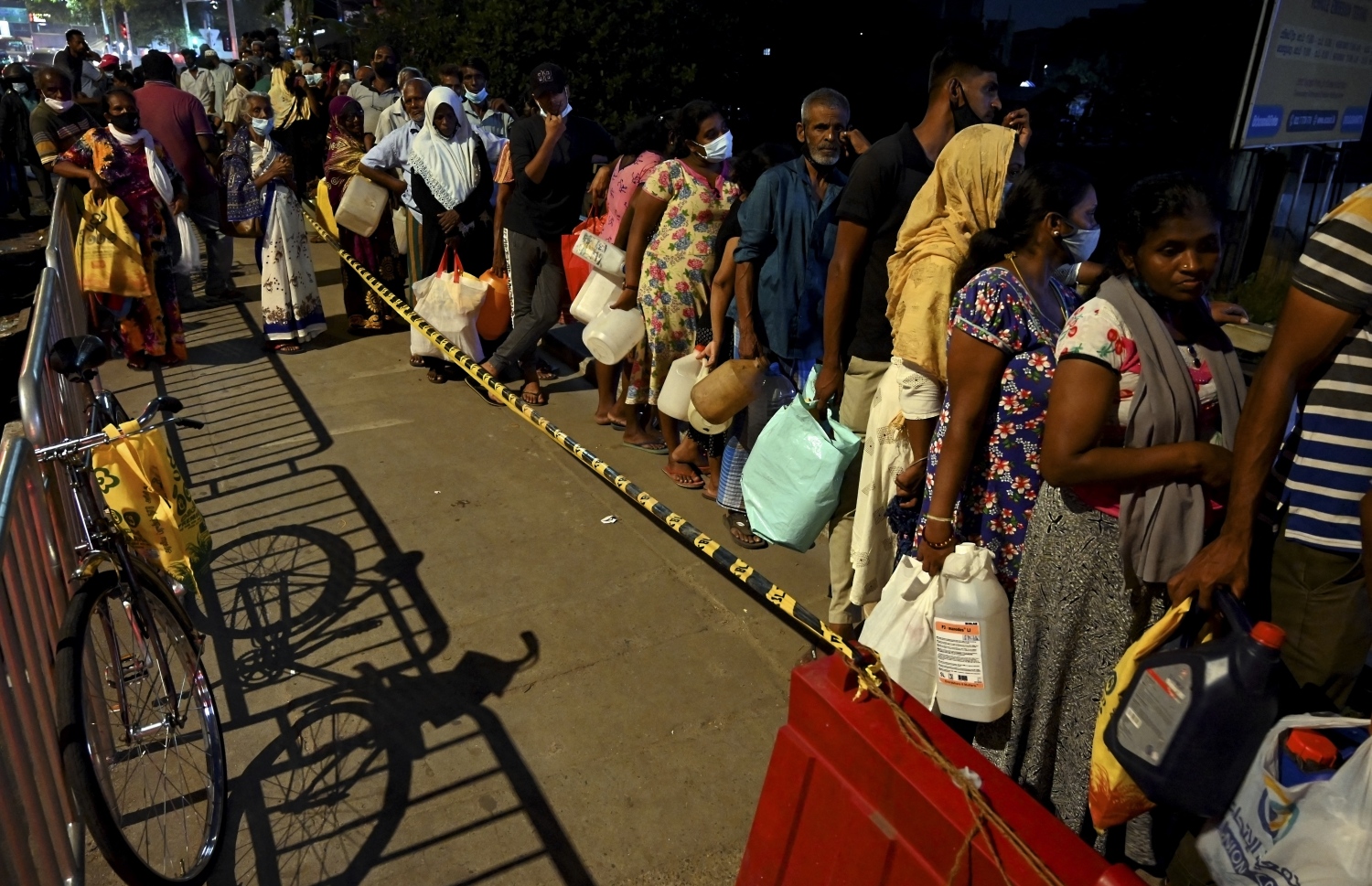 ކޮލަމްބޯ - މާޗް 20 - ސްރީ ލަންކާގެ ވެރިރަށް ކޮލަމްބޯގެ ޕެޓްރޯލް ސްޓޭޝަނެއްގެ ކައިރީ ތެޔޮ ގަންނަން މީހުން ކިޔޫ ހަދާފައި: ތެޔޮ ގަންނާނެ ބޭރު ފައިސާއެއް އެ ގައުމަކު ނެތް. --ފޮޓޯ:އޭއެފްޕީ