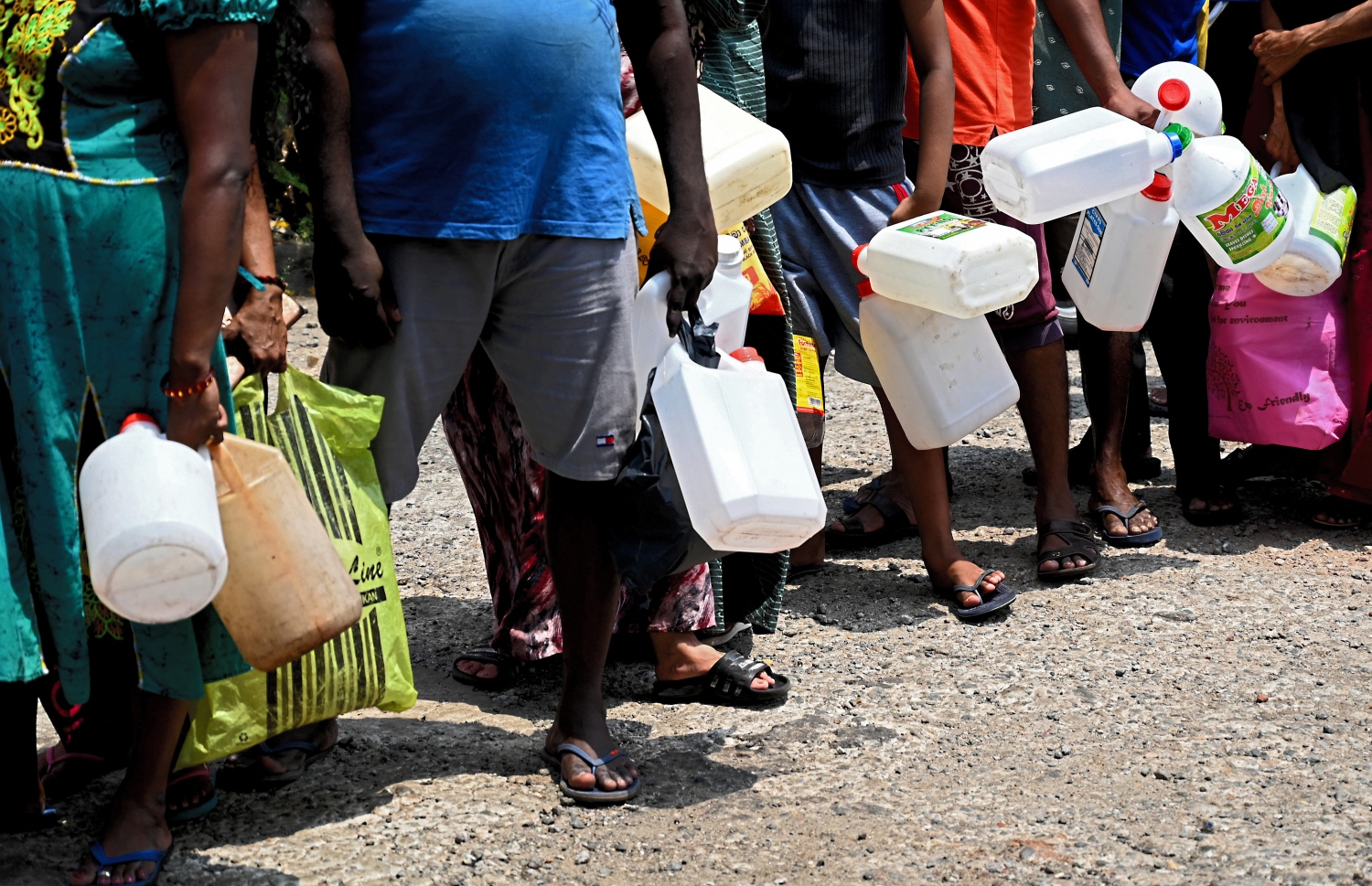 ކޮލަމްބޯ - މާޗް 20 - ސްރީ ލަންކާގެ ވެރިރަށް ކޮލަމްބޯގެ ޕެޓްރޯލް ސްޓޭޝަނެއްގެ ކައިރީ ތެޔޮ ގަންނަން މީހުން ކިޔޫ ހަދާފައި. --ފޮޓޯ:އޭއެފްޕީ