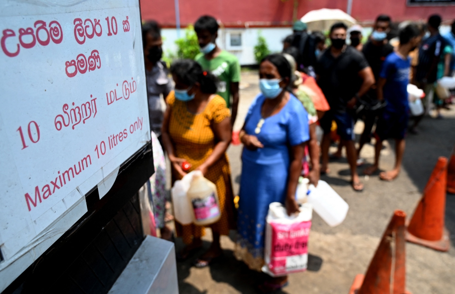 ކޮލަމްބޯ - މާޗް 20 - ސްރީ ލަންކާގެ ވެރިރަށް ކޮލަމްބޯގެ ޕެޓްރޯލް ސްޓޭޝަނެއްގެ ކައިރީ ތެޔޮ ގަންނަން މީހުން ކިޔޫ ހަދާފައި: ލަންކާގައި ކައްކާ ގޭސް ނުލިބޭތީ ގިނަ މީހުން ކައްކަން މިހާރު ބޭނުން ކުރަނީ ކަރާސީނު ތެޔޮ. --ފޮޓޯ:އޭއެފްޕީ