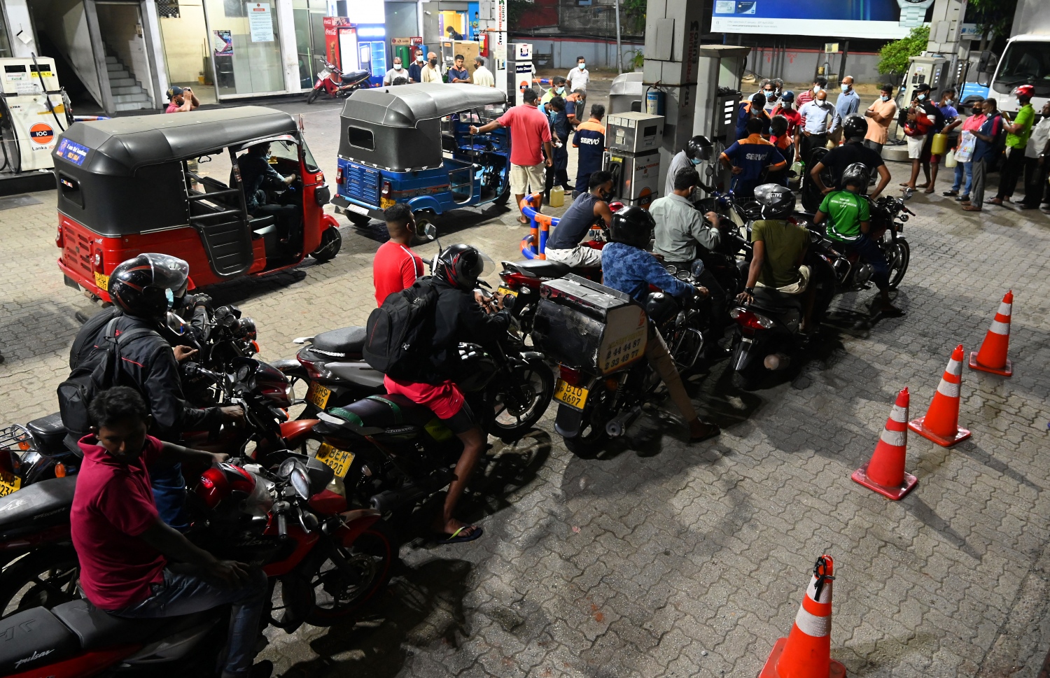 ކޮލަމްބޯ - މާޗް 20 - ސްރީ ލަންކާގެ ވެރިރަށް ކޮލަމްބޯގެ އައިއޯސީ ފިއުލް ސްޓޭޝަނުގެ ބޭރުގައި ވެހިކަލްތަކަށް ތެޔޮ އަޅަން ކިޔޫ ހަދާފައި. --ފޮޓޯ:އޭއެފްޕީ