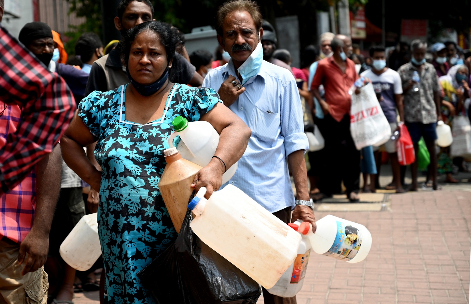 ކޮލަމްބޯ - މާޗް 20 - ސްރީ ލަންކާގެ ވެރިރަށް ކޮލަމްބޯގެ ޕެޓްރޯލް ސްޓޭޝަނެއްގެ ކައިރީ ތެޔޮ ގަންނަން މީހުން ކިޔޫ ހަދާފައި: ލަންކާގައި ކައްކާ ގޭސް ނުލިބޭތީ ގިނަ މީހުން ކައްކަން މިހާރު ބޭނުން ކުރަނީ ކަރާސީނު ތެޔޮ. --ފޮޓޯ:އޭއެފްޕީ