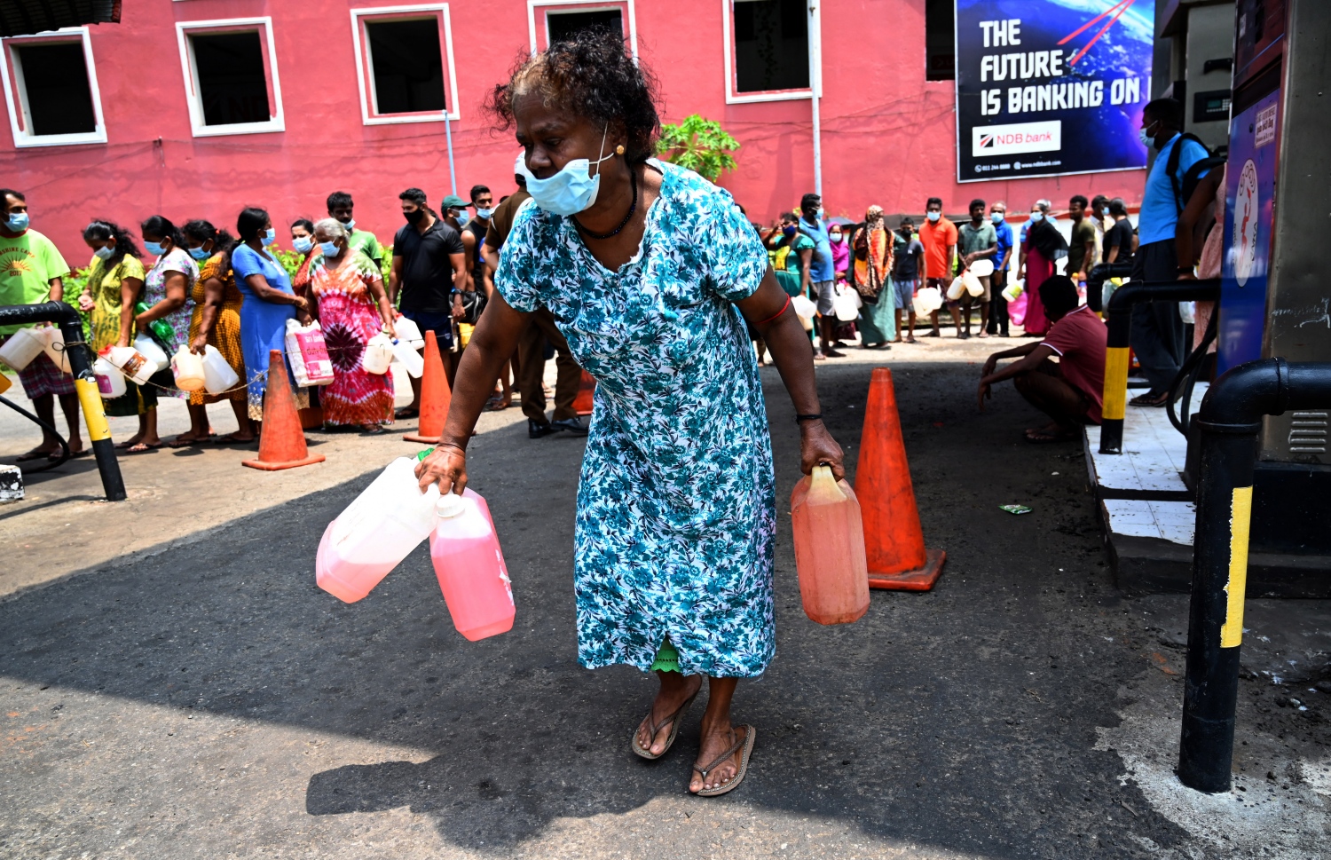 ލަންކާގައި ތެޔޮ ހޯދަން ދިގު ކިޔޫތަކެއް