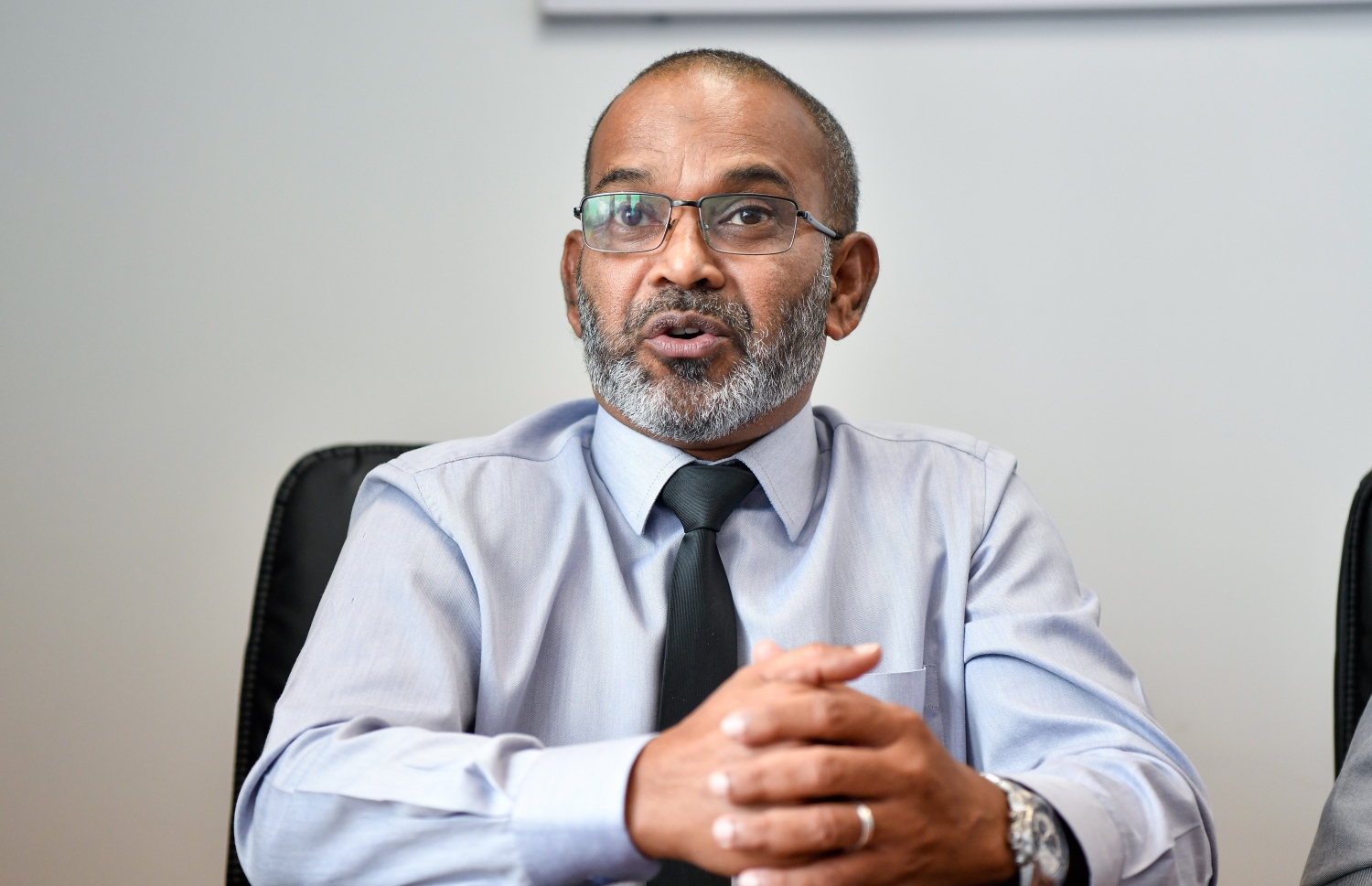 ޖެންޑާ މިނިސްޓްރީން ބޭއްވި ނޫސްވެރިންގެ ބައްދަލުވުމުގައި ސްޓޭޓް މިނިސްޓަރު މުހައްމަދު ޝިހާބް ވާހަކަދައްކަވަނީ.-- ފޮޓޯ: ފަޔާޒް މޫސާ / މިހާރު