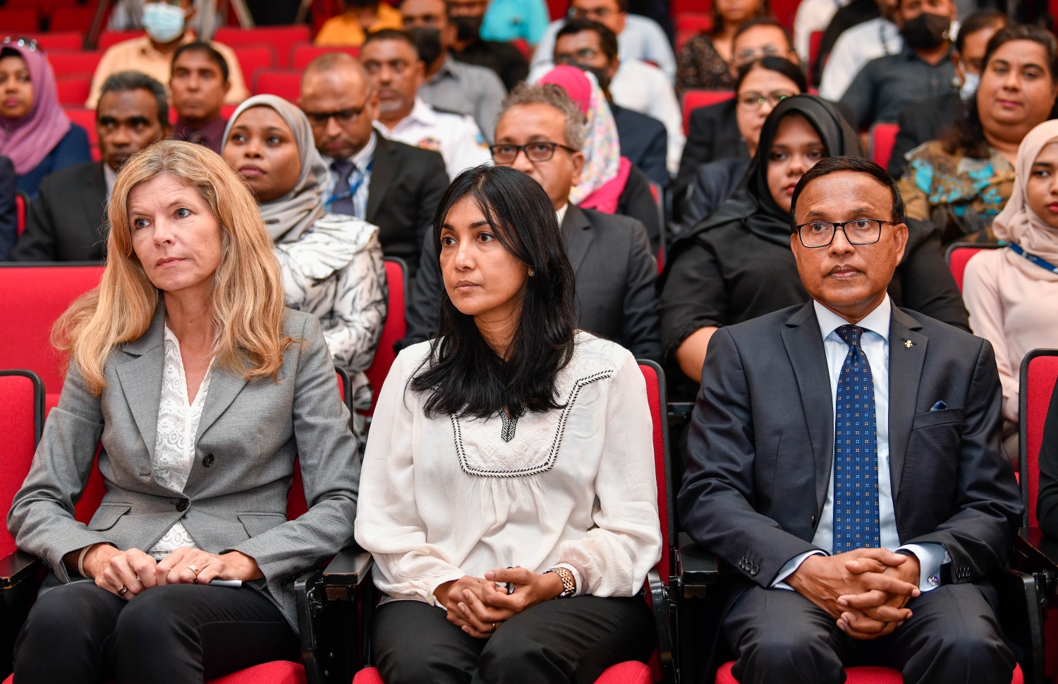 "ޕްރޮމިސް" ޕްރޮގްރާމްގެ ފުރަތަމަ ޕޮލިސީ ރައުންޑްޓޭބަލް ބައްދަލުވުންތައް ފެށުމުގެ ގޮތުން ބޭއްވި ރަސްމިއްޔާތަށް ވަޑައިގެންނެވި މެހުމާނުން.-- ފޮޓޯ: ފަޔާޒް މޫސާ / މިހާރު