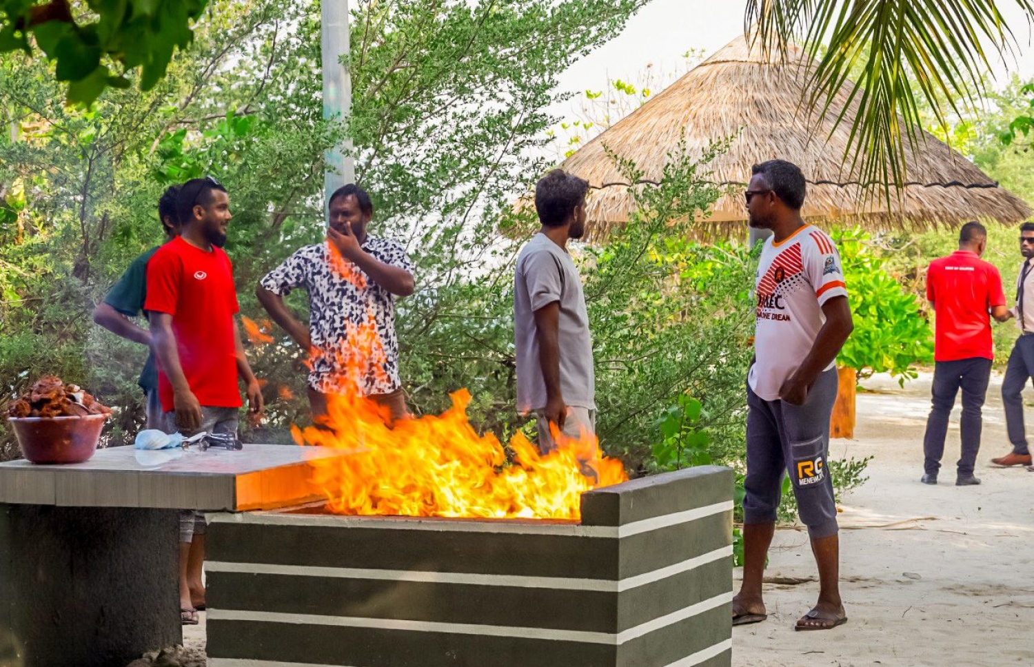 ޅައިމަގު ކޮމިއުނިޓީ ބީޗުގައި ބަޔަކު ބާބަކިޔު ހަދަނީ-- ފޮޓޯ: ބީއެމްއެލް