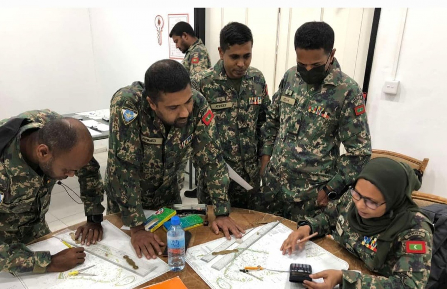 ސަމްހާ އެމްއެންޑީއެފްގެ އޮފިސަރުންތަކަކާ އެކު.