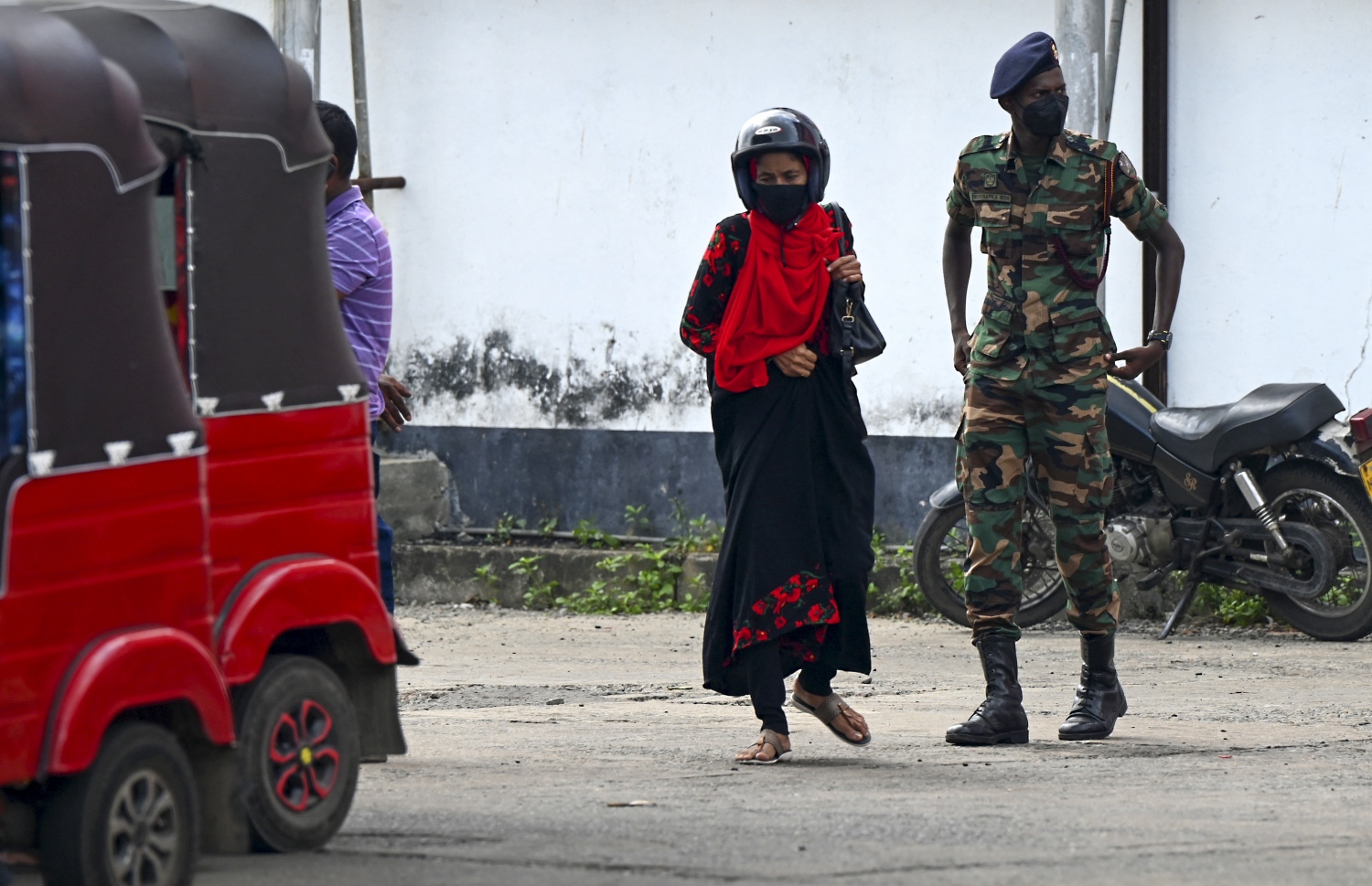 ލަންކާގެ ޕެޓްރޯލް ސްޓޭޝަނެއްގައި ސިފައިންގެ މީހަކު މިއަދު ފޯރިމަރަނީ. --ފޮޓޯ:އޭއެފްޕީ
