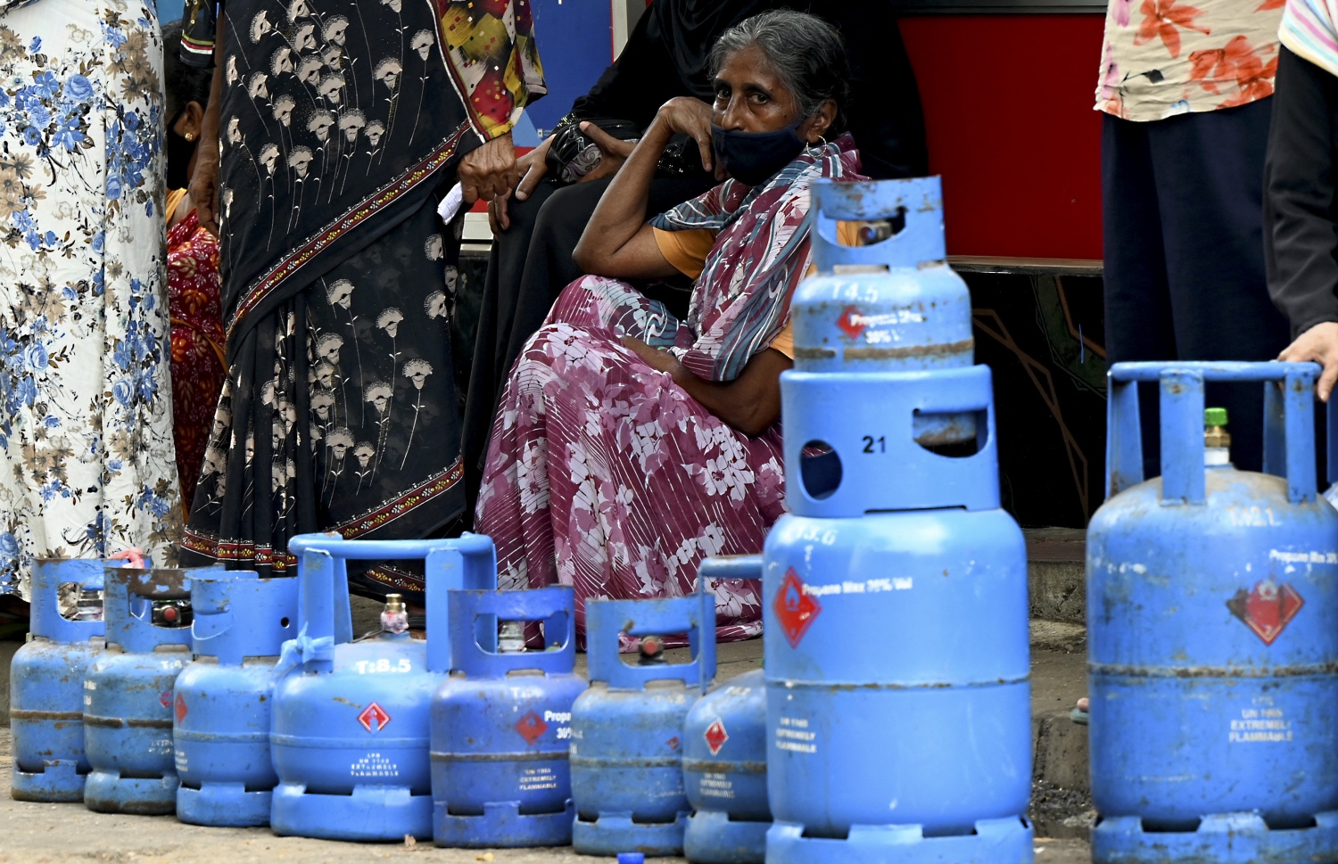 މީހަކު ގޭހުގެ އިންތިޒާރުގައި: ލަންކާ ވަނީ ގޭހަށް ޖެހިފައި -- ފޮޓޯ: އޭއެފްޕީ