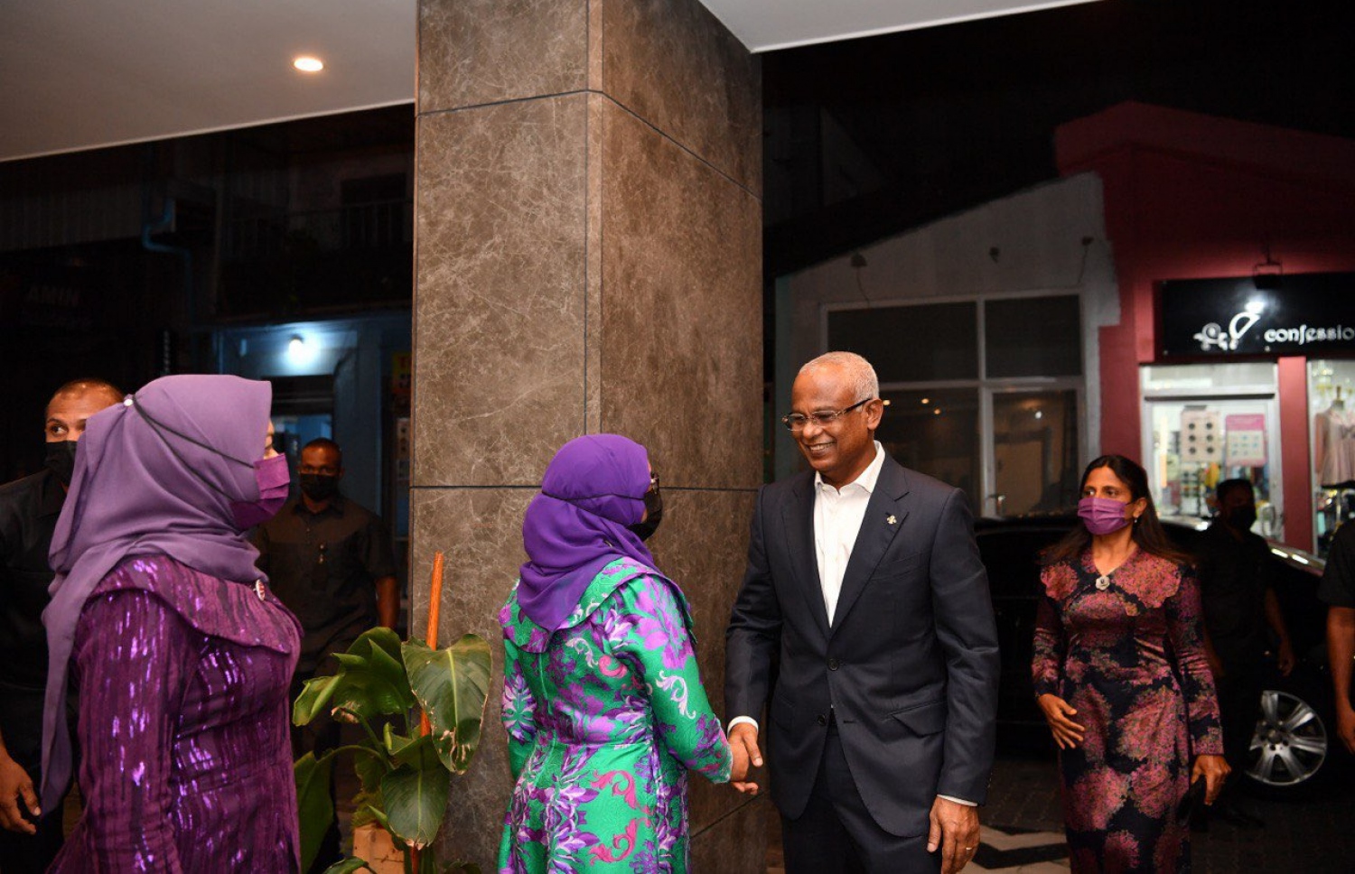 އަންހެނުންގެ ދުވަސް ފާހަގަކުރުމަށް ބޭއްވި ރަސްމީ ޖަލްސާ އަށް ރައީސް އިބްރާހިމް މުހައްމަދު ސޯލިހުގެ ދެކަނބަލުން ވަޑައިގެން، ރައީސް ޖެންޑާ މިނިސްޓާރު ޑރ. އައިޝަތު މުހައްމަދު ދީދީއާ ސަލާންކުރައްވަނީ.-- ފޮޓޯ: ރައީސް އޮފީސް