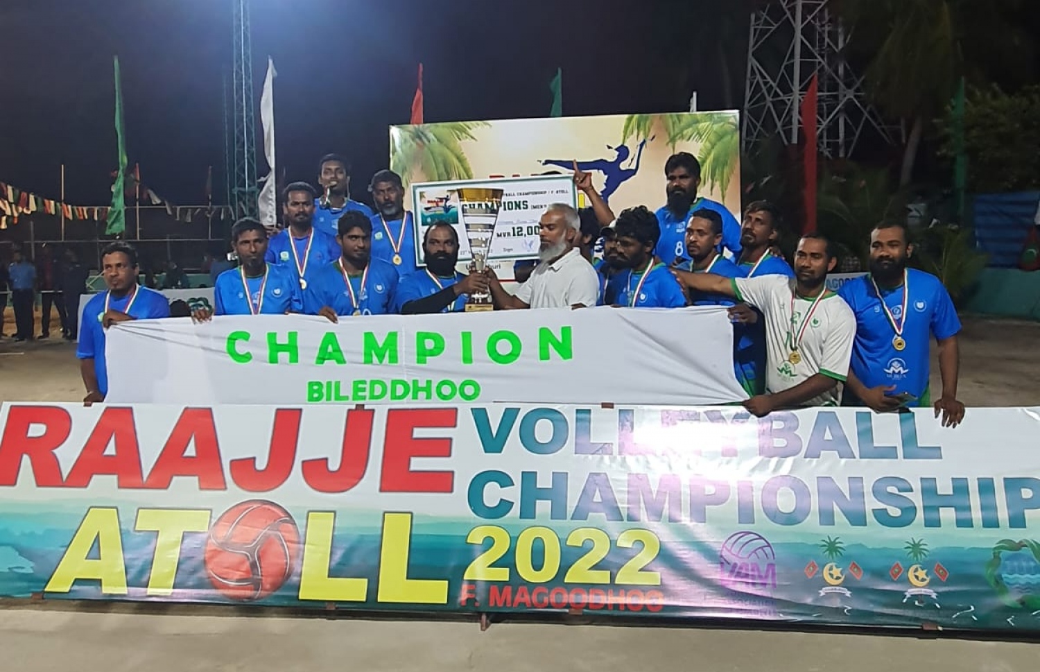 ރާއްޖެ އެޓޯލް ވޮލީބޯލް ޗެމްޕިއަންޝިޕްގެ ފ. އަތޮޅު މުބާރާތުގެ ފިރިހެން ޑިވިޝަންގެ ޗެމްޕިއަންކަން ހޯދި ދަރަނބޫދޫ މުބާރާތުގެ ތަށި އުފުލަލާލަނީ