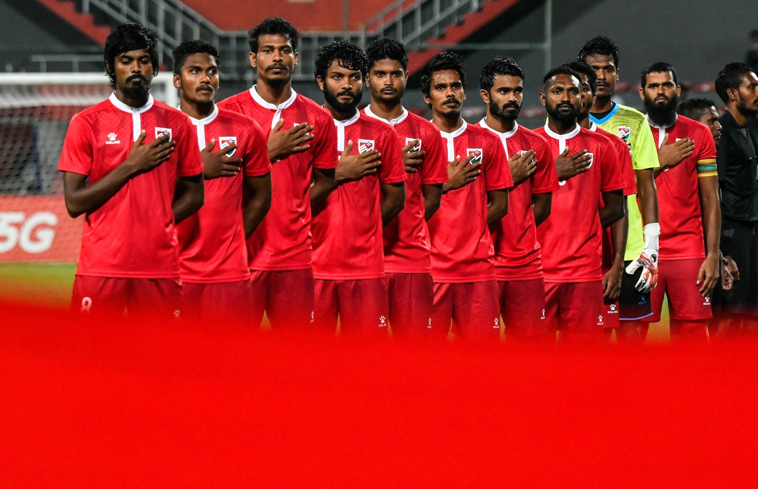 ގައުމީ ޓީމު ކުޅުންތެރިން ގައުމީ ސަލާމަށް ހުއްޓިލައިގެން: މިރޭ މެޗުގައި ރާއްޖެ ވަނީ 2-0 އިން ބަންގްލަދޭޝް ބަލިކޮށްފައި-- ފޮޓޯ: ފަޔާޒު މޫސާ / މިހާރު