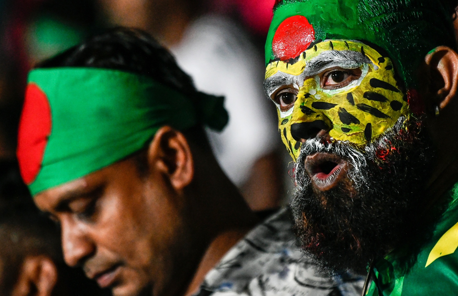 ބަންގްލަދޭޝްގެ ސަޕޯޓަރުން މޫނުގައި ކުލަ ޖައްސައިގެން އެ ޓީމަށް ސަޕޯޓްކުރުމަށް ގަލޮޅުދަނޑުގައި، މިރޭގެ މެޗު ބެލުމަށް ގިނަ އަދަދެއްގެ ބަންގްލަދޭޝްގެ ރައްޔިތުން ވަދެފަ ވާއިރު، ދިވެހި ސަޕޯޓަރުންގެ އަދަދު ވަރަށް މަދު -- ފޮޓޯ: ފަޔާޒު މޫސާ / މިހާރު