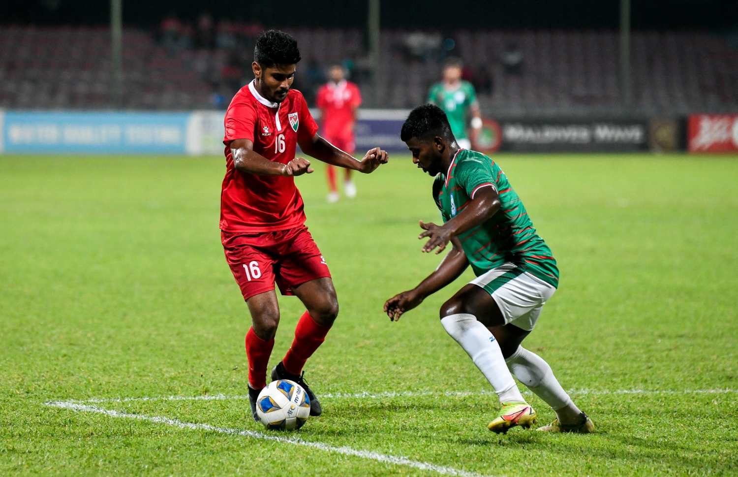 ރާއްޖޭގެ ހަސަން ރާއިފް އަހްމަދު (ހަންނަ) ބަންގްލަދޭޝް ކުޅުންތެރިޔާ ކައިރިން ބޯޅަ ހިފައިގެން ކުރިއަށް ދެވޭތޯ މަސައްކަތްކުރާއިރު، މިރޭ މެޗުގެ ފުރަތަމަ ލަނޑު ކާމިޔާބުކުރީވެސް ހަންނަ -- ފޮޓޯ: ފަޔާޒު މޫސާ / މިހާރު