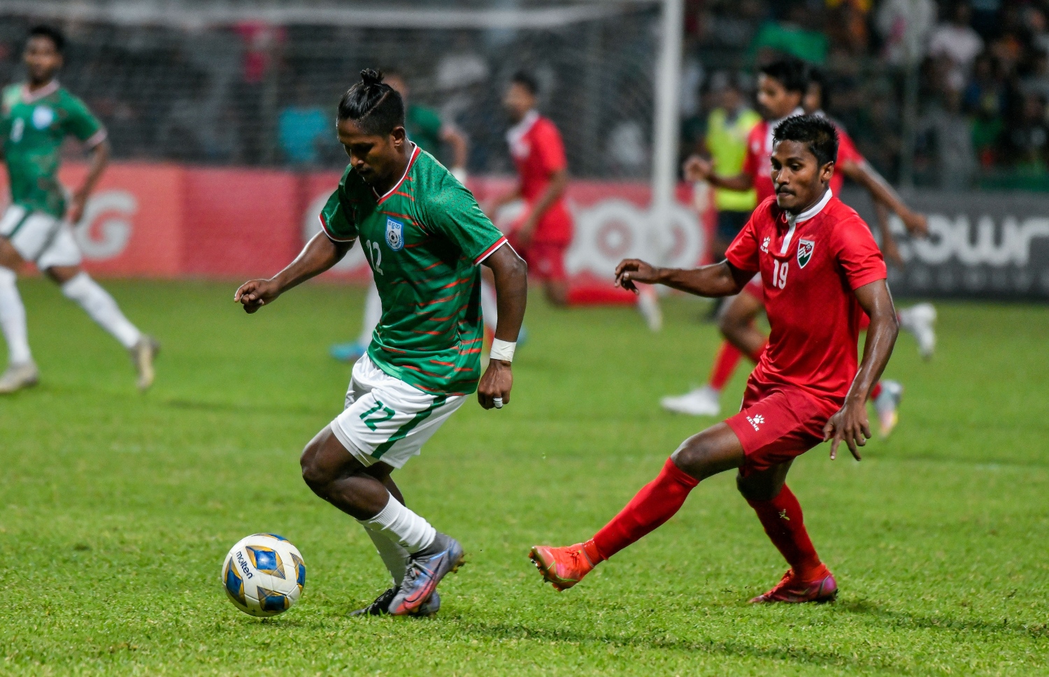 ބަންގްލަދޭޝް ކުޅުންތެރިޔާ އަތުން ބޯޅަ ހޯދުމަށް ނާއިޒް ހަސަން (ދާދު) މަސައްކަތްކުރަނީ -- ފޮޓޯ: ފަޔާޒު މޫސާ / މިހާރު