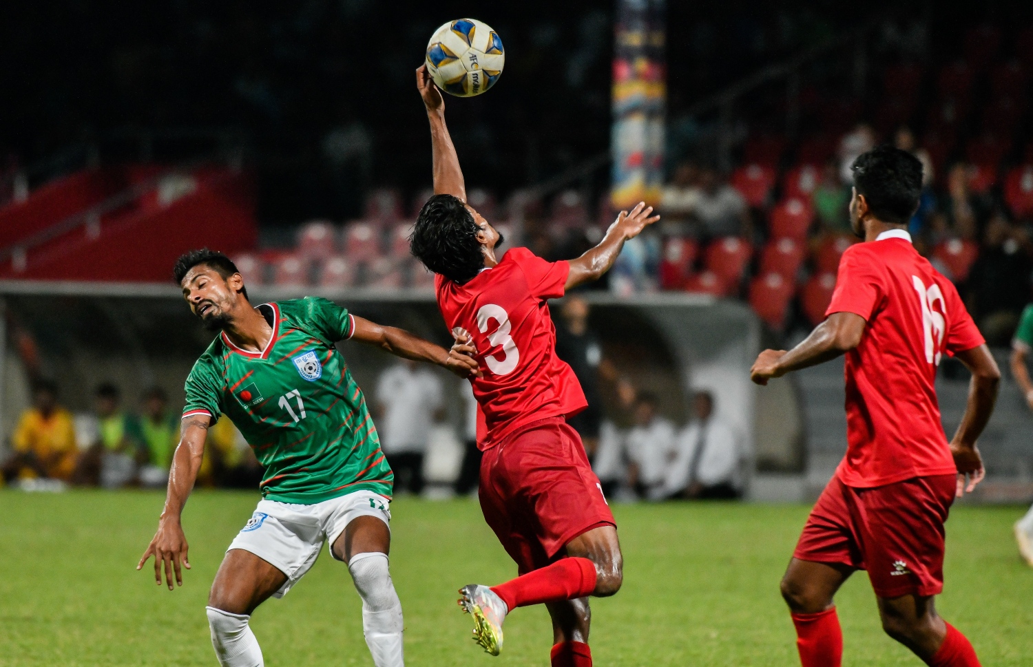 މިރޭ މެޗުގައި ބަންގްލަދޭޝް ހާފްތެރެއިން ފޮނުވާލި ބޯޅައެއް ރާއްޖޭ ކުޅުންތެރިޔެއްގެ އަތުގަ ޖެހެނީ، މި މެޗު 2-0 ލަނޑުން ކާމިޔާބުކުރީ ރާއްޖެ-- ފޮޓޯ: ފަޔާޒު މޫސާ / މިހާރު